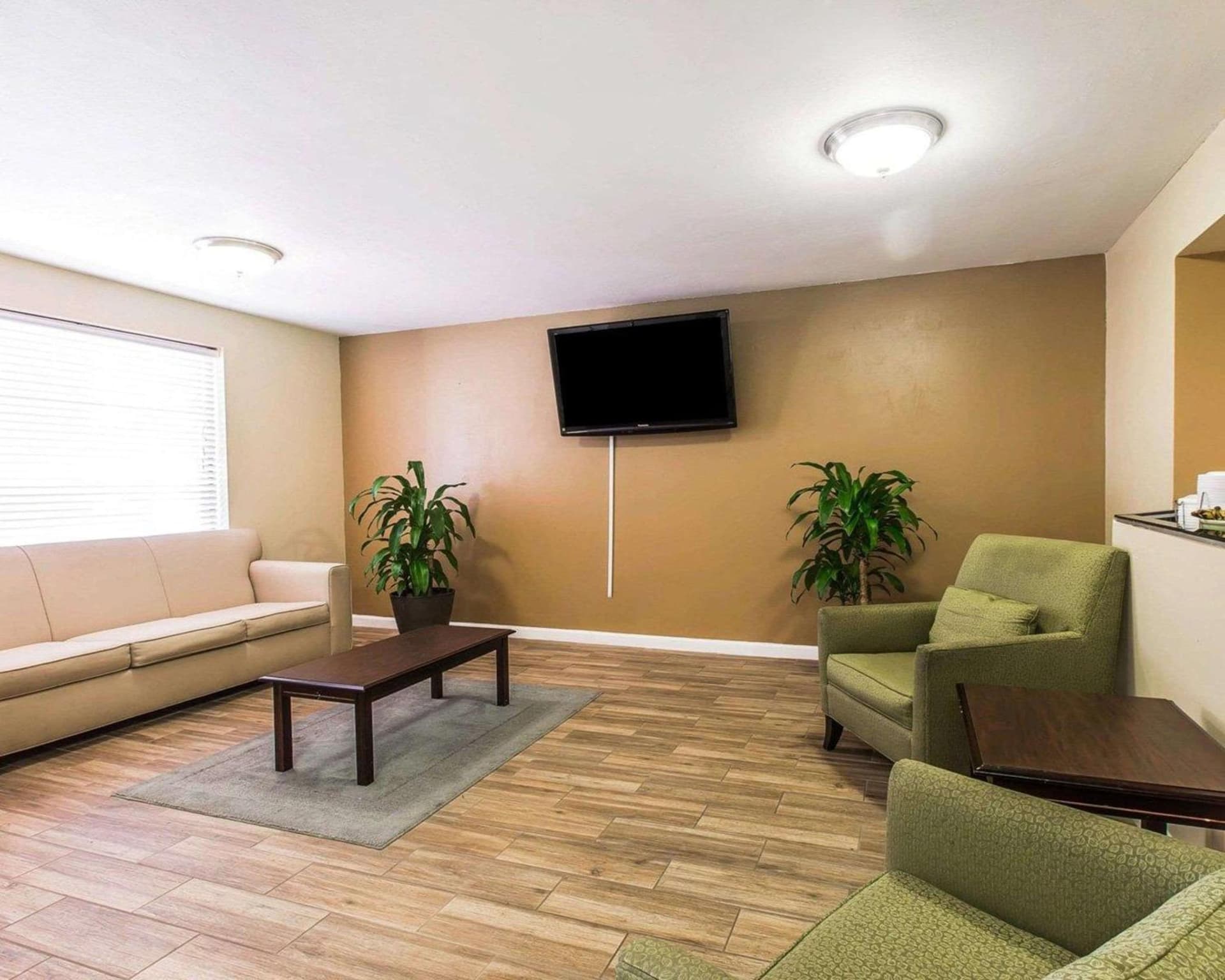 Quality Inn Kingsland interior in Kingsland, GA — gallery photo 2