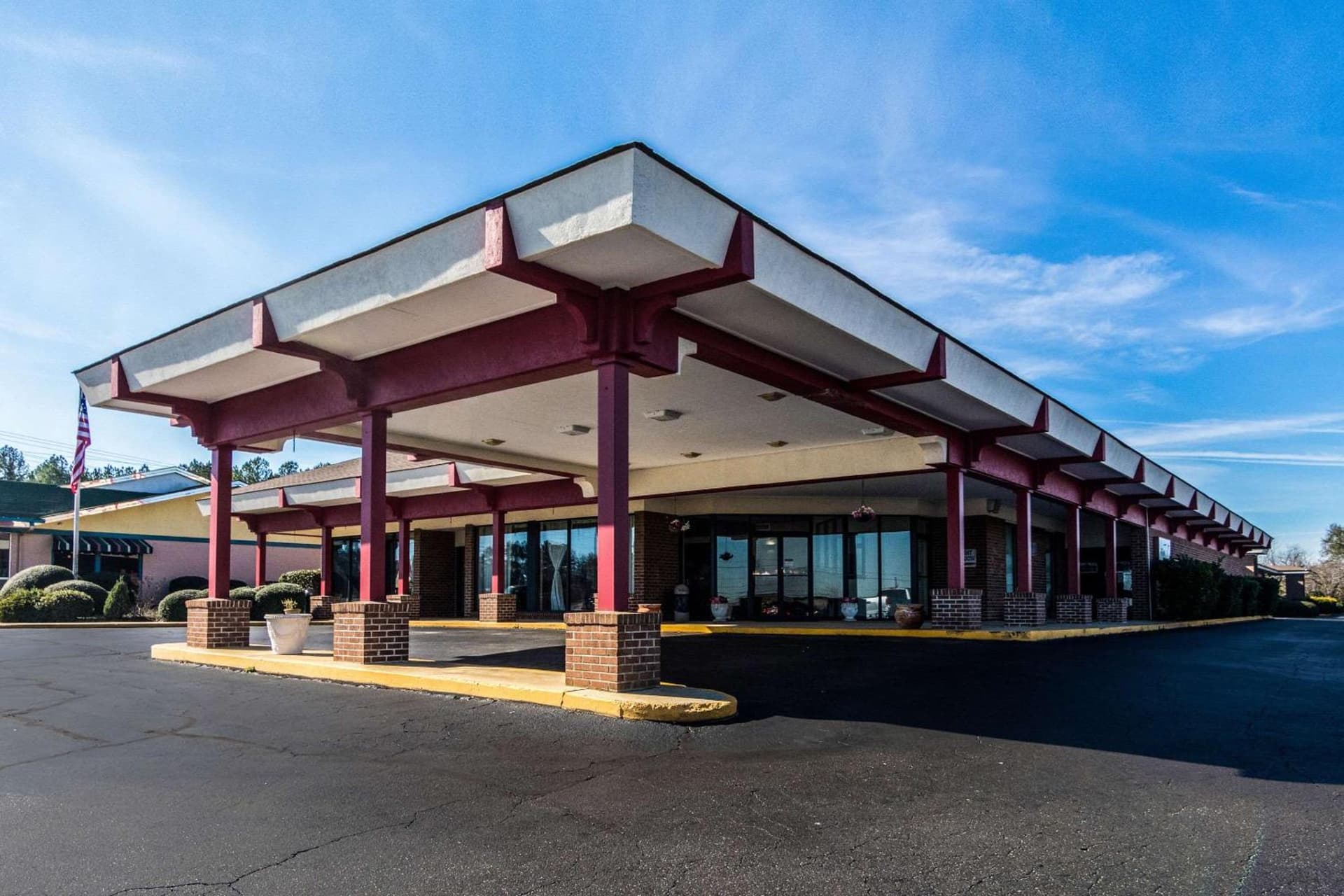 Econo Lodge Inn & Suites Conference Center Dublin interior in Dublin, GA — gallery photo 2