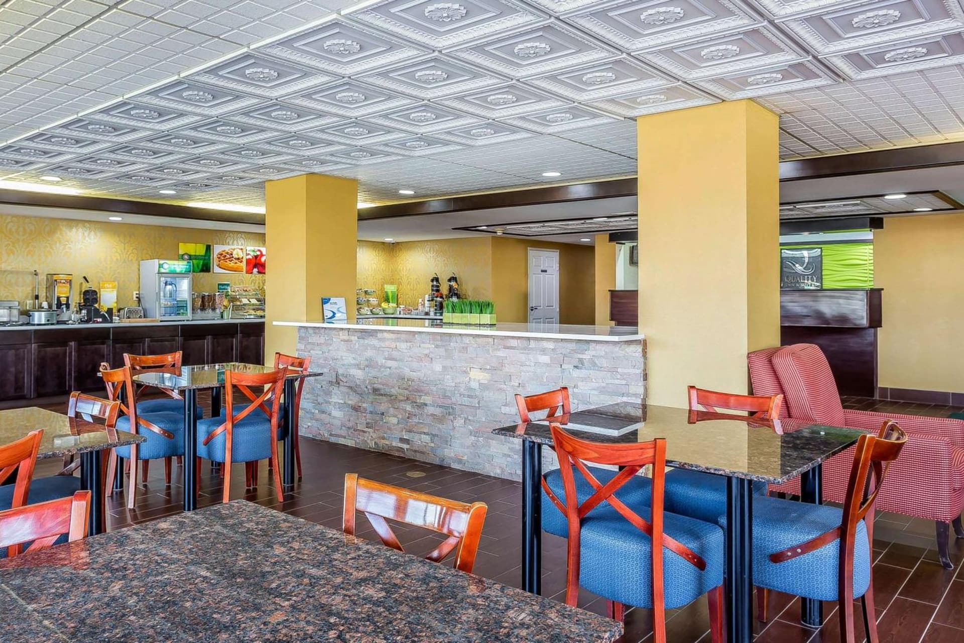 Quality Inn & Suites near Robins Air Force Base interior in Warner Robins, GA — gallery photo 2