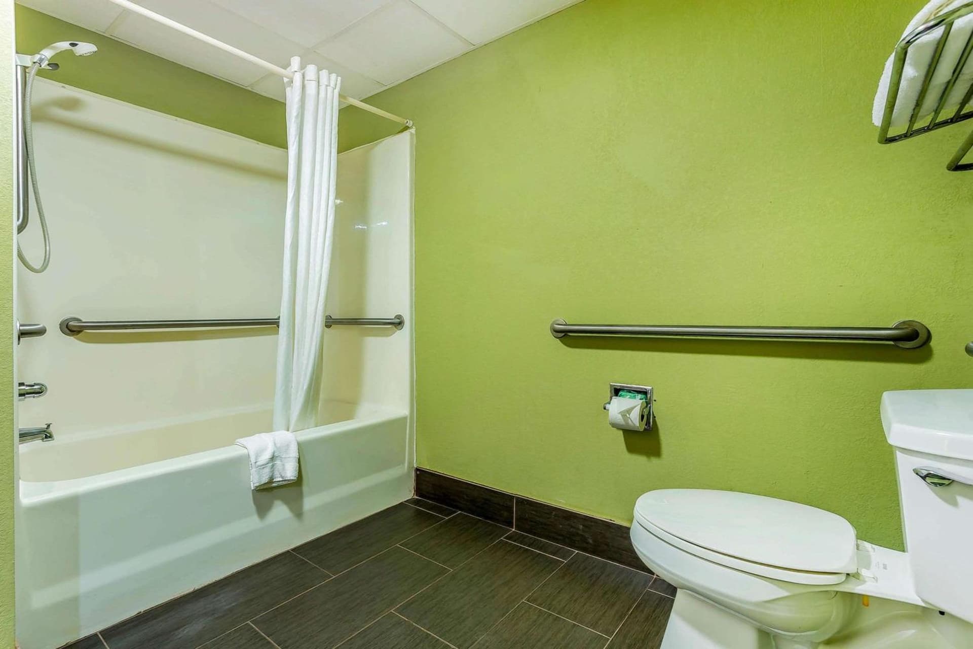 Quality Inn & Suites near Robins Air Force Base gallery photo in Warner Robins, GA — image 20