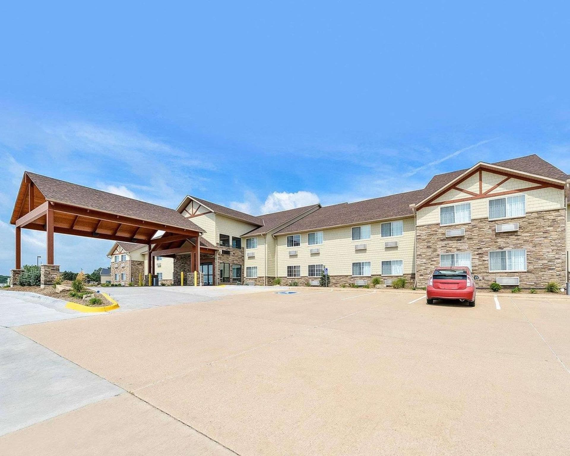 Comfort Inn & Suites Riverview near Davenport and I-80 property views in Le Claire, IA — gallery photo 3