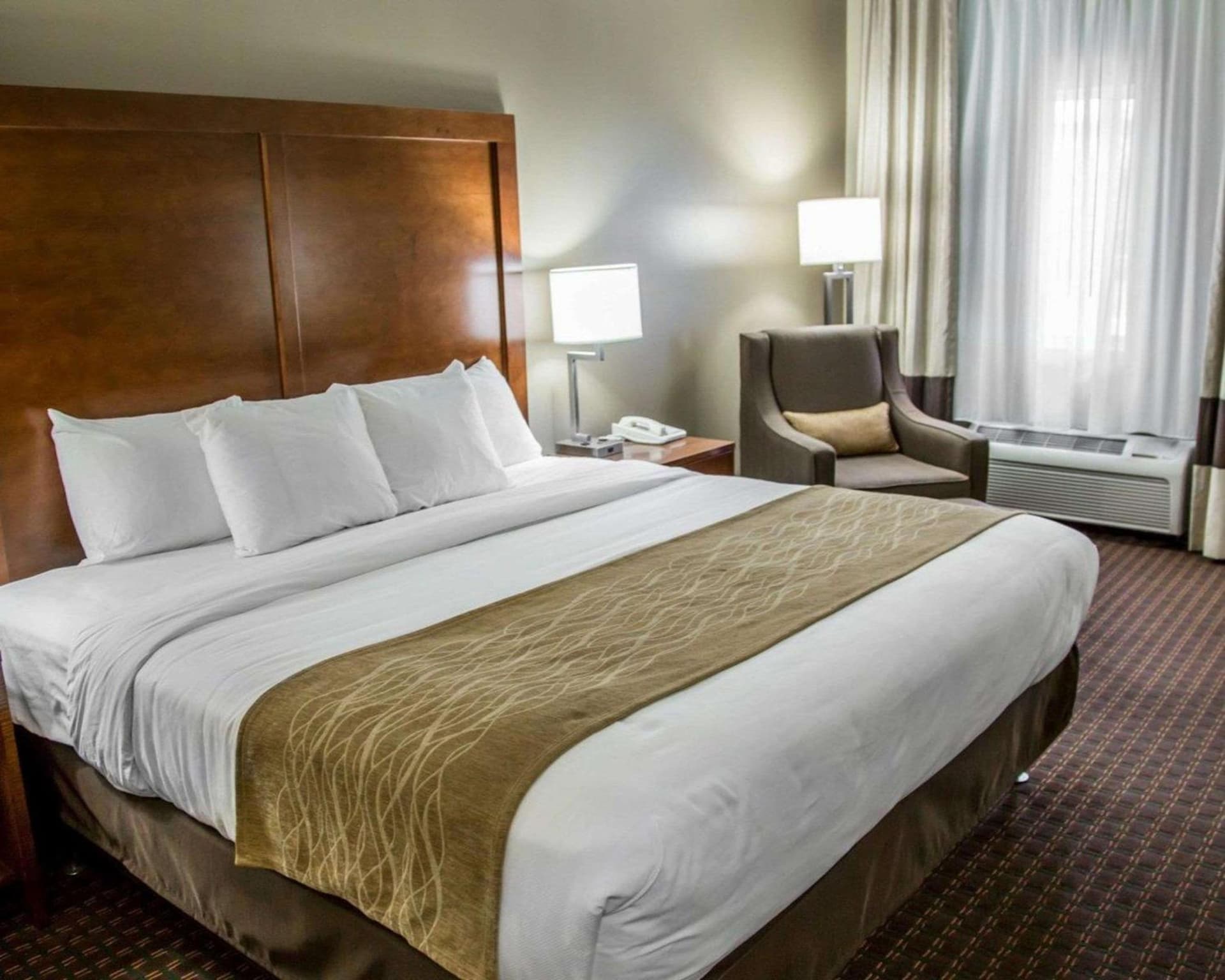 Comfort Inn & Suites Riverview near Davenport and I-80 interior in Le Claire, IA — gallery photo 2