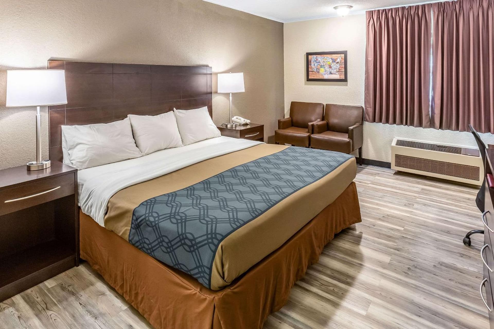 Econo Lodge Inn & Suites Newton property views in Newton, IA — gallery photo 3