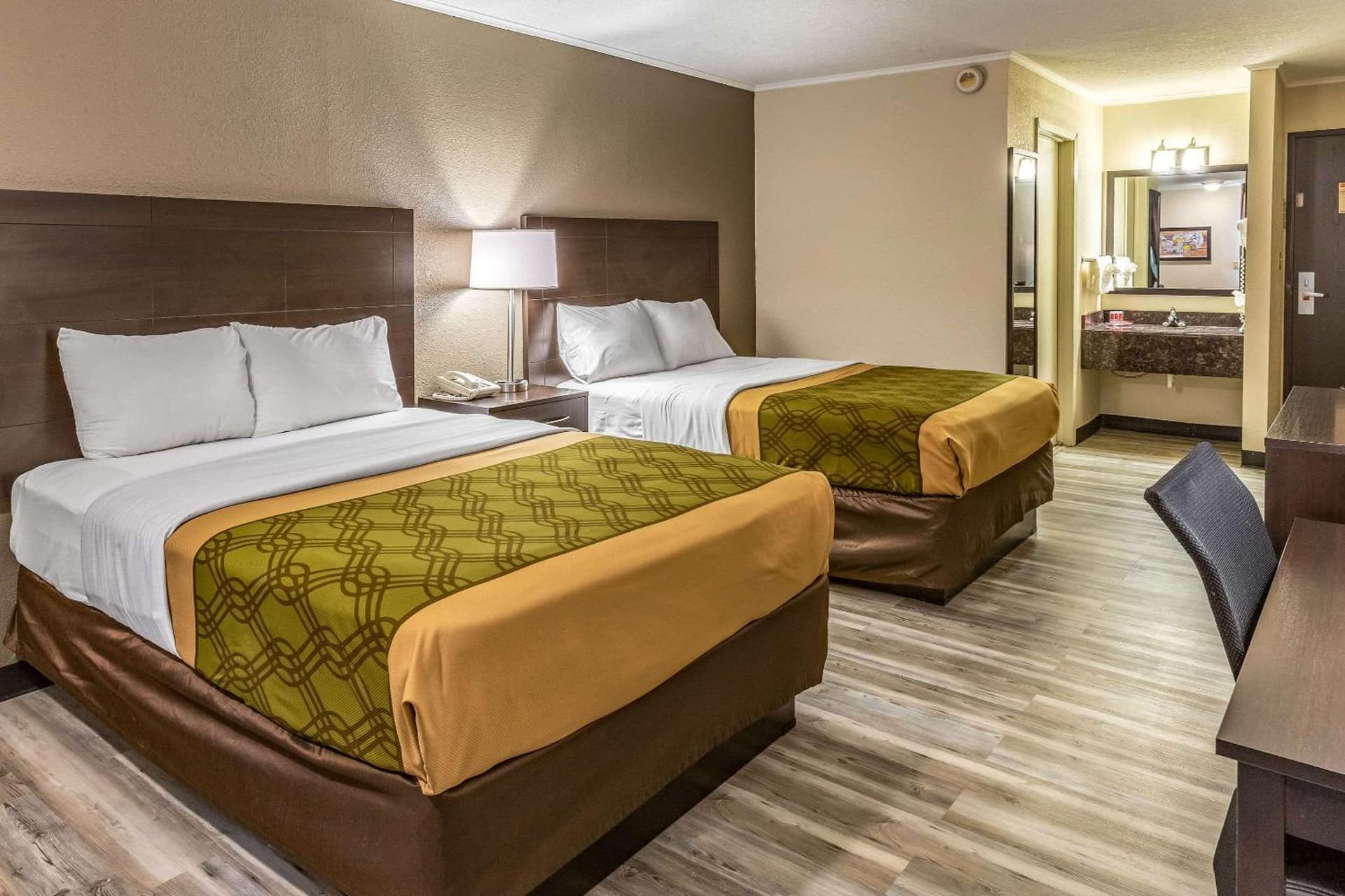 Econo Lodge Inn & Suites Newton interior in Newton, IA — gallery photo 2
