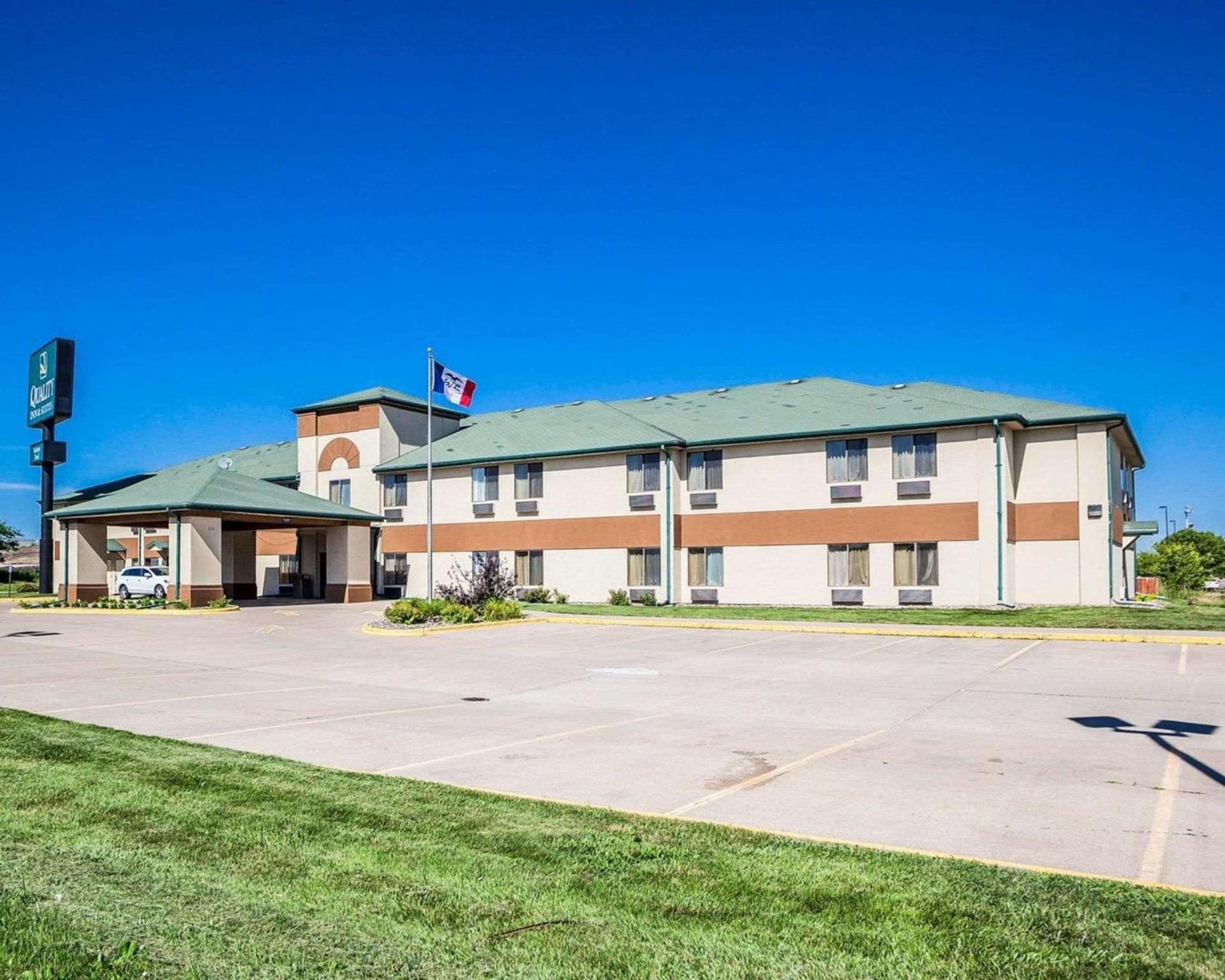 Quality Inn & Suites Altoona - Des Moines interior in Altoona, IA — gallery photo 2