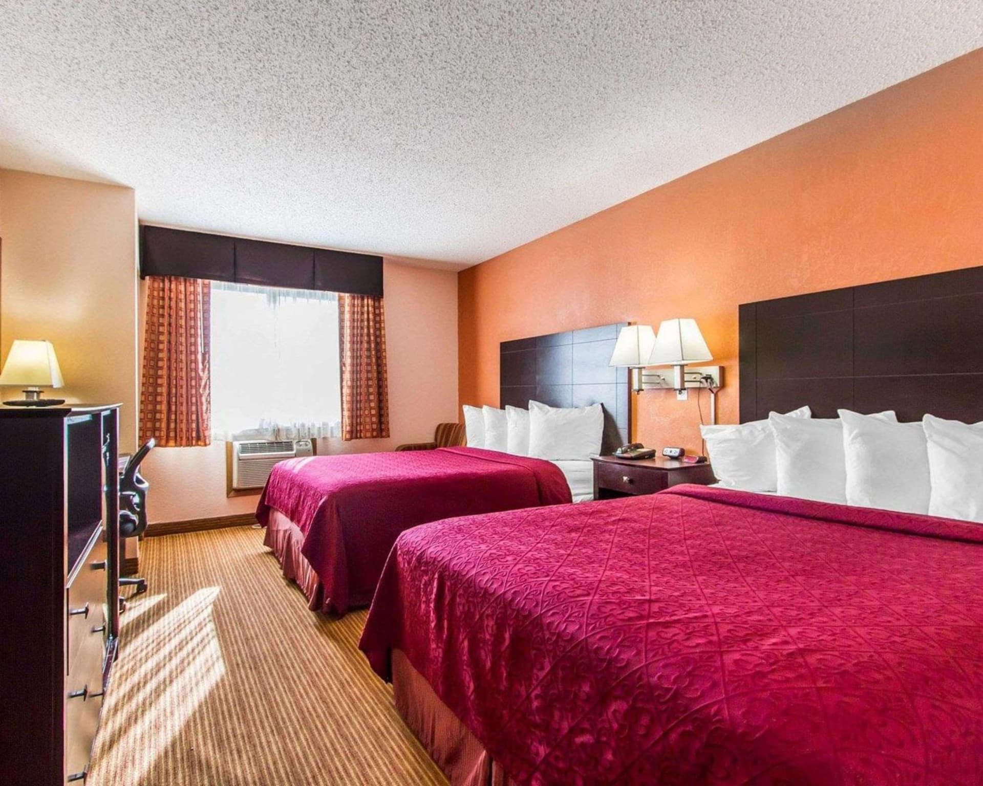 Quality Inn & Suites Ottumwa North interior in Ottumwa, IA — gallery photo 2