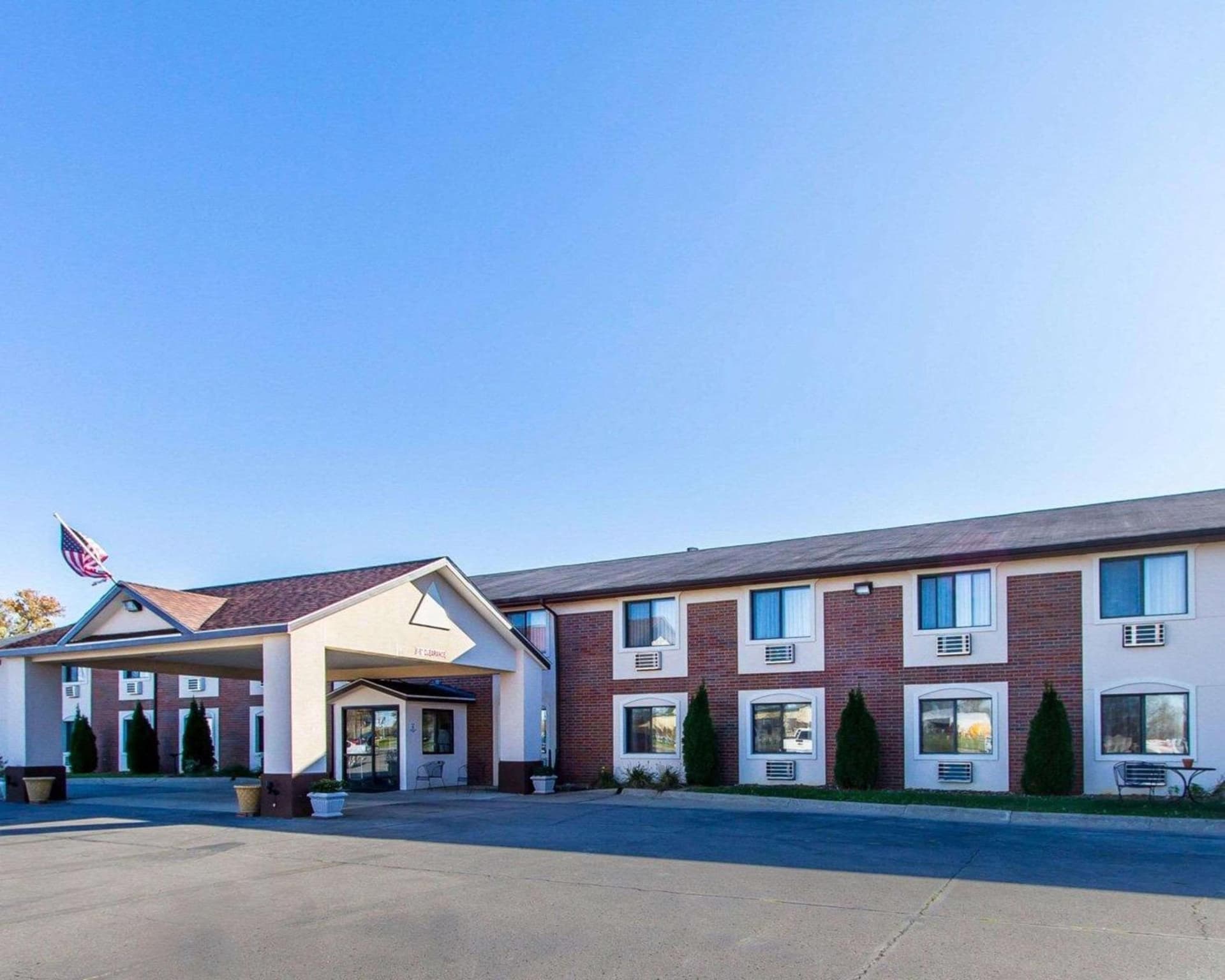 Quality Inn & Suites Ottumwa North featured exterior or lobby in Ottumwa, IA — similar hotel