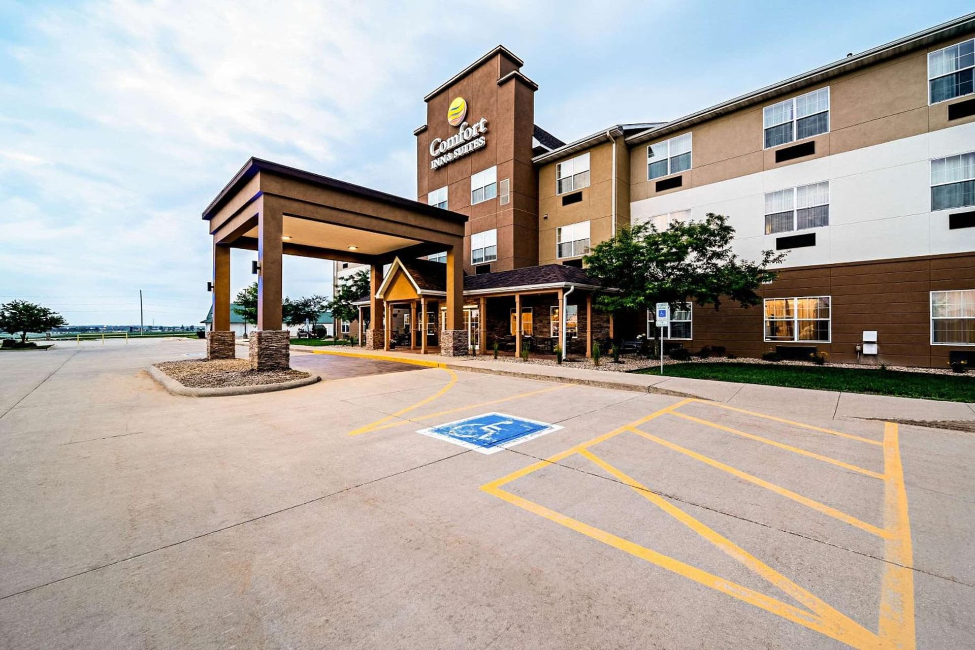 Comfort Inn & Suites Independence featured exterior or lobby in Independence, IA — similar hotel