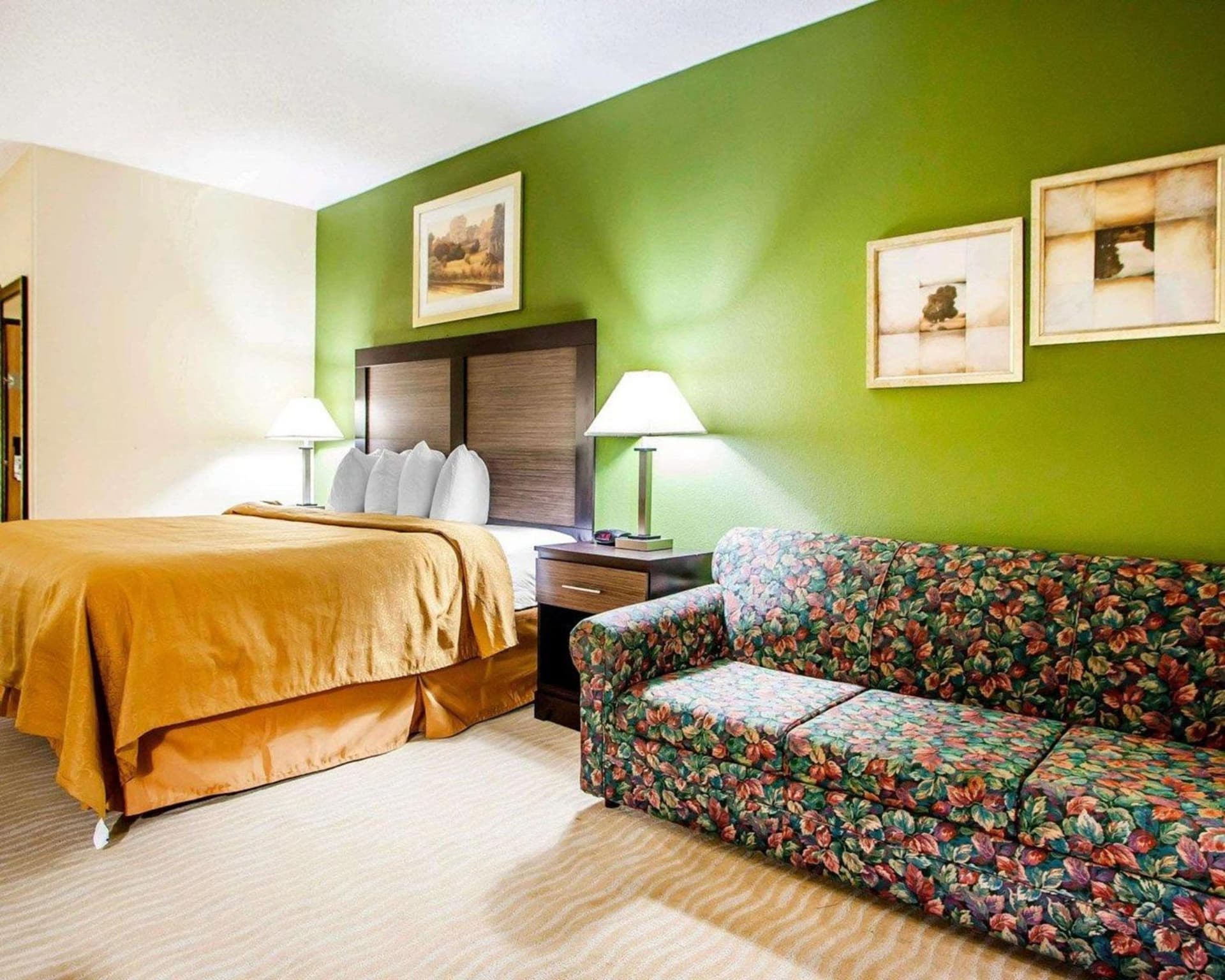 Quality Inn & Suites Champaign North - Urbana interior in Champaign, IL — gallery photo 2