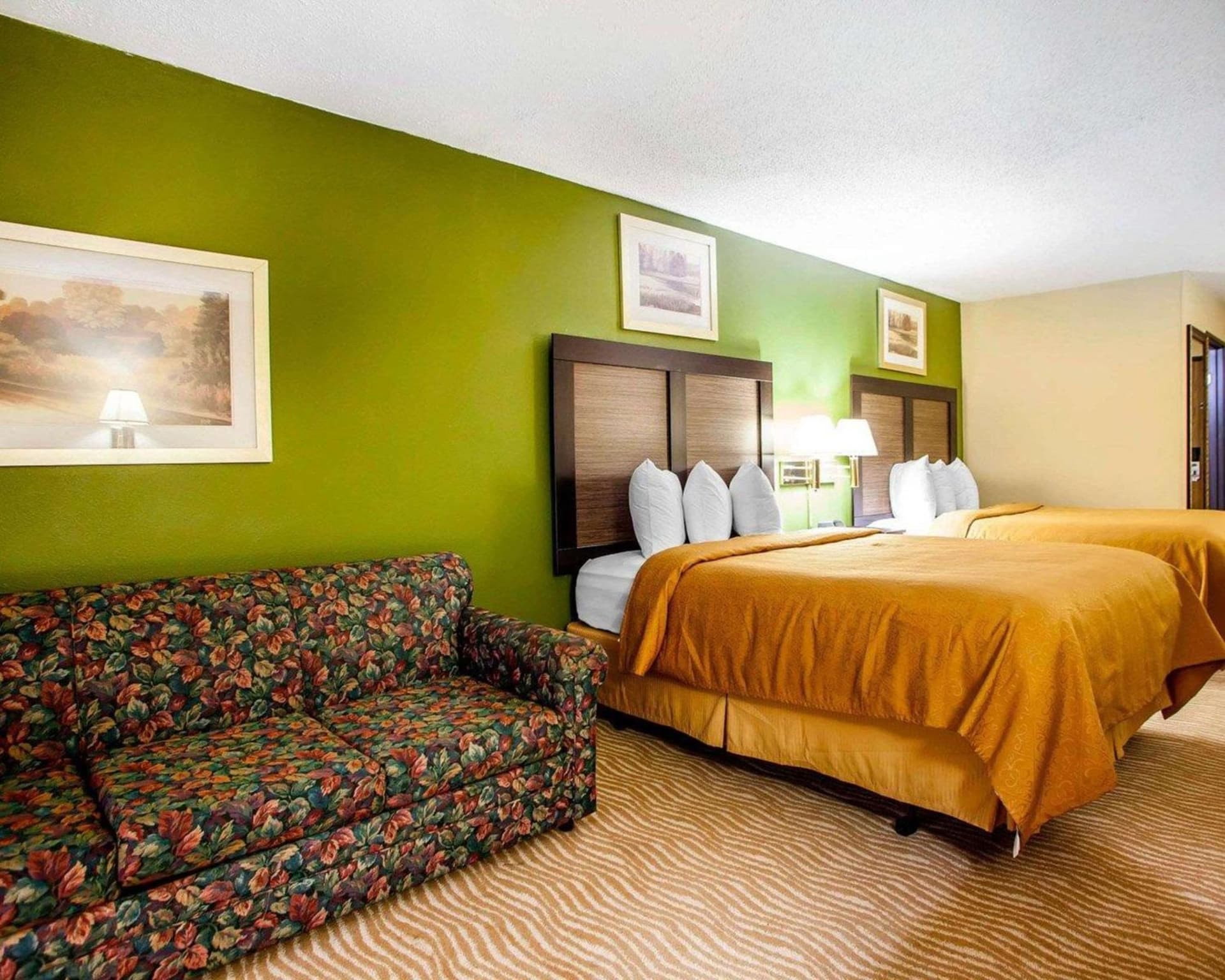 Quality Inn & Suites Champaign North - Urbana interior in Champaign, IL — gallery photo 2