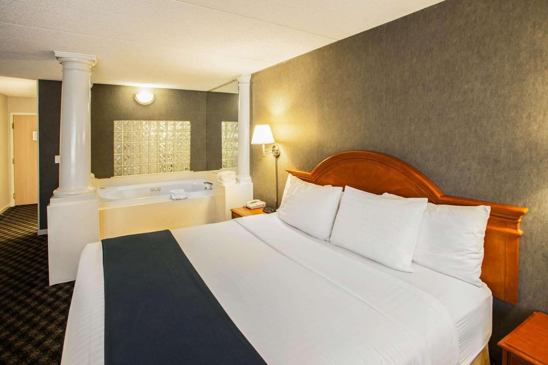 Quality Inn & Suites St Charles -West Chicago gallery photo in Saint Charles, IL — image 7