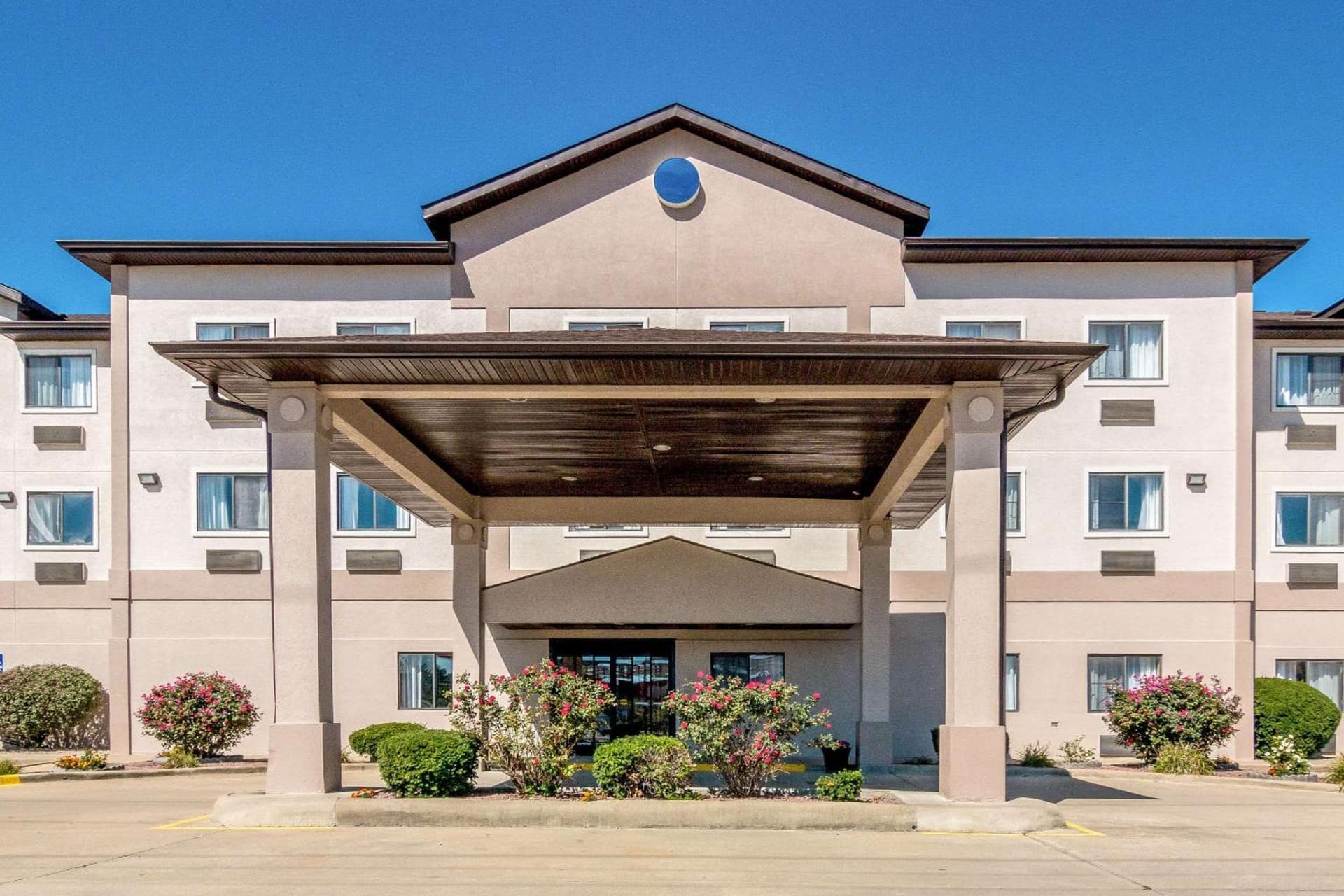 Quality Inn & Suites Salem near I-57 interior in Salem, IL — gallery photo 2