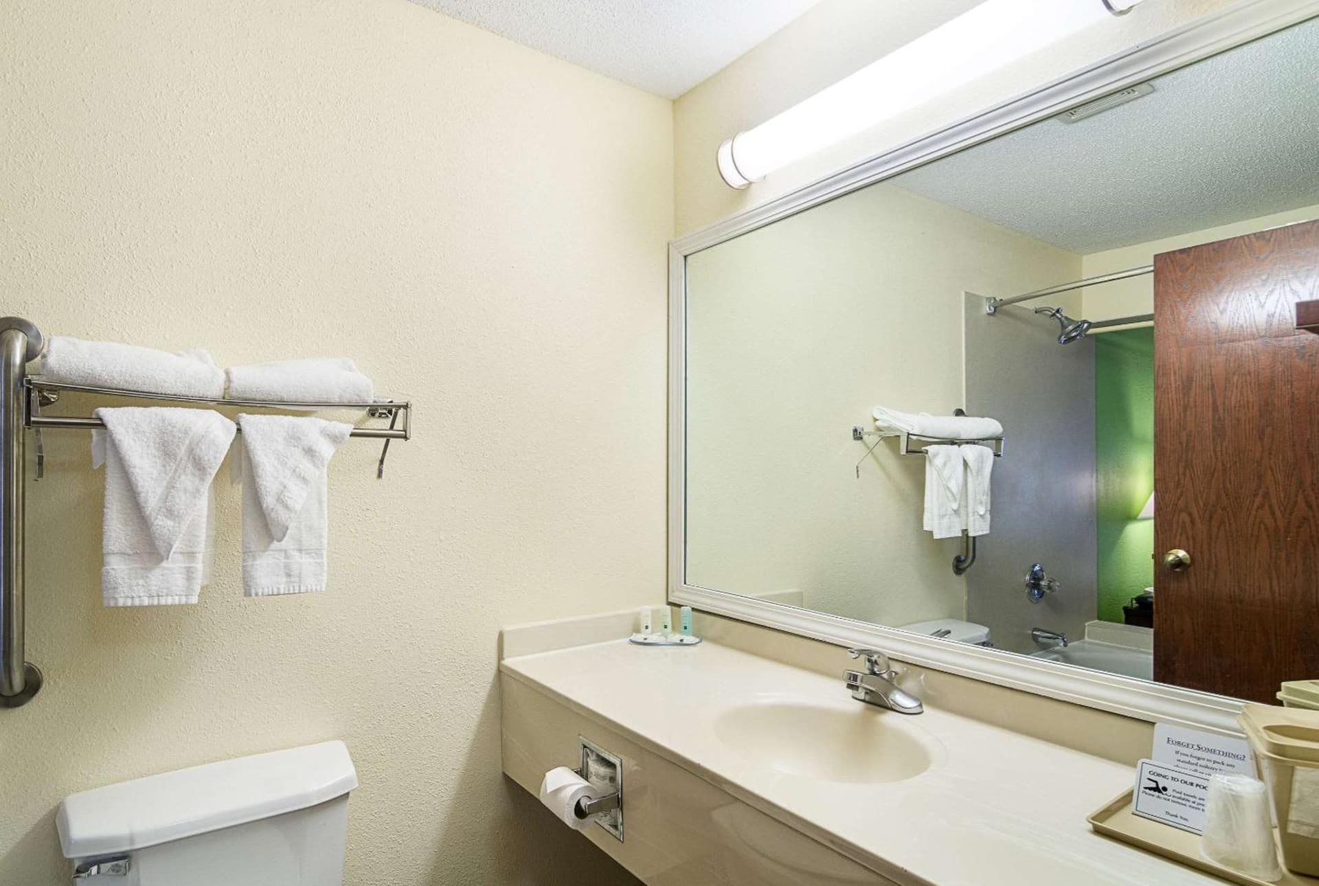 Quality Inn & Suites Harvey - Chicago Southland interior in Harvey, IL — gallery photo 2