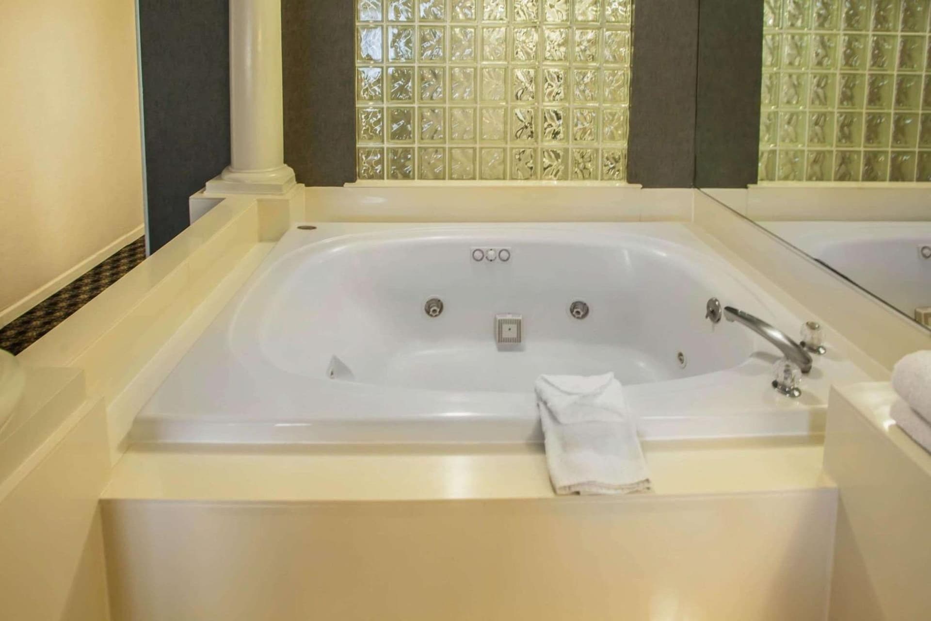 Quality Inn & Suites St Charles -West Chicago gallery photo in Saint Charles, IL — image 24