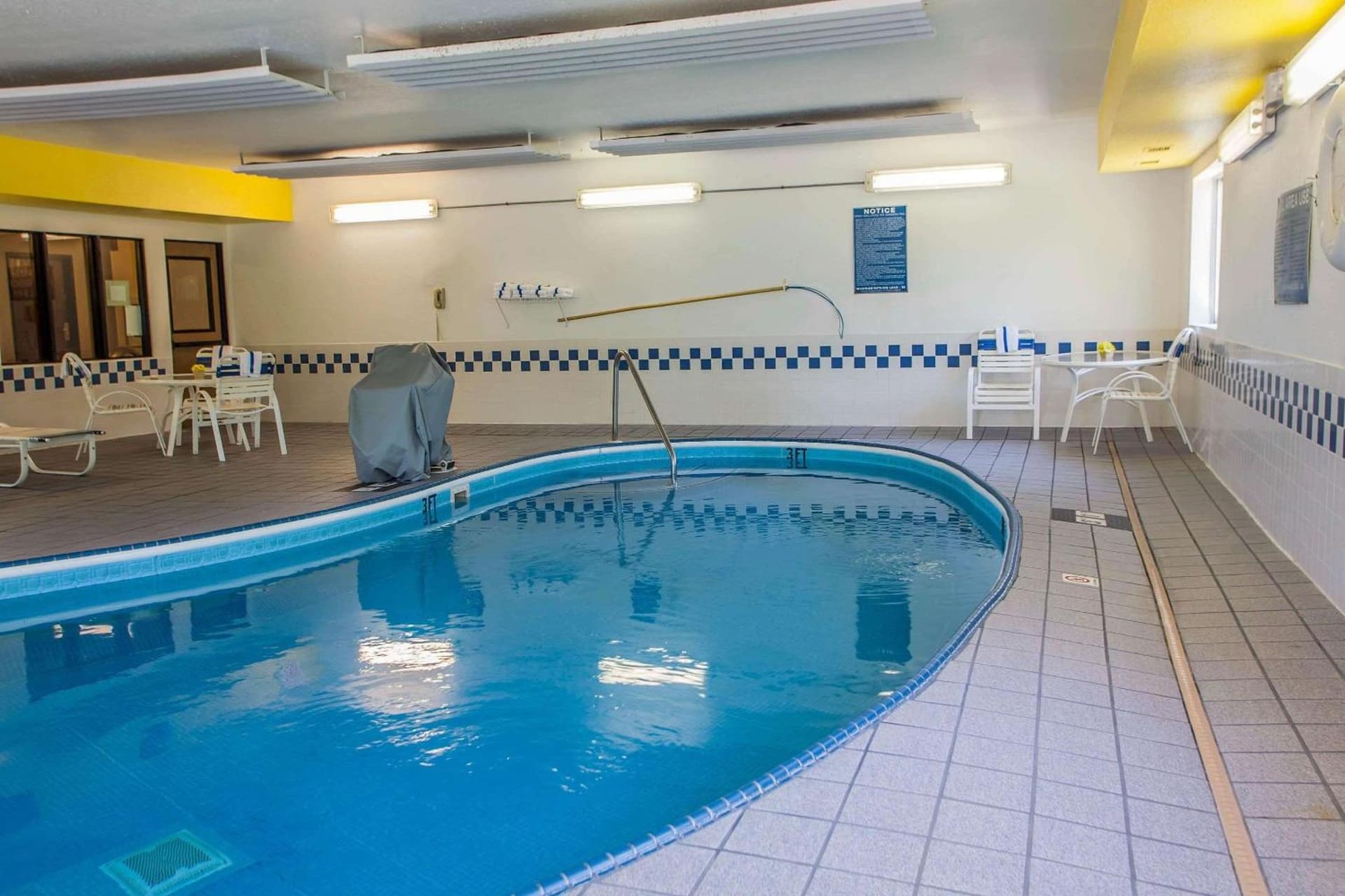 Comfort Suites Peoria I-74 gallery photo in Peoria, IL — image 24