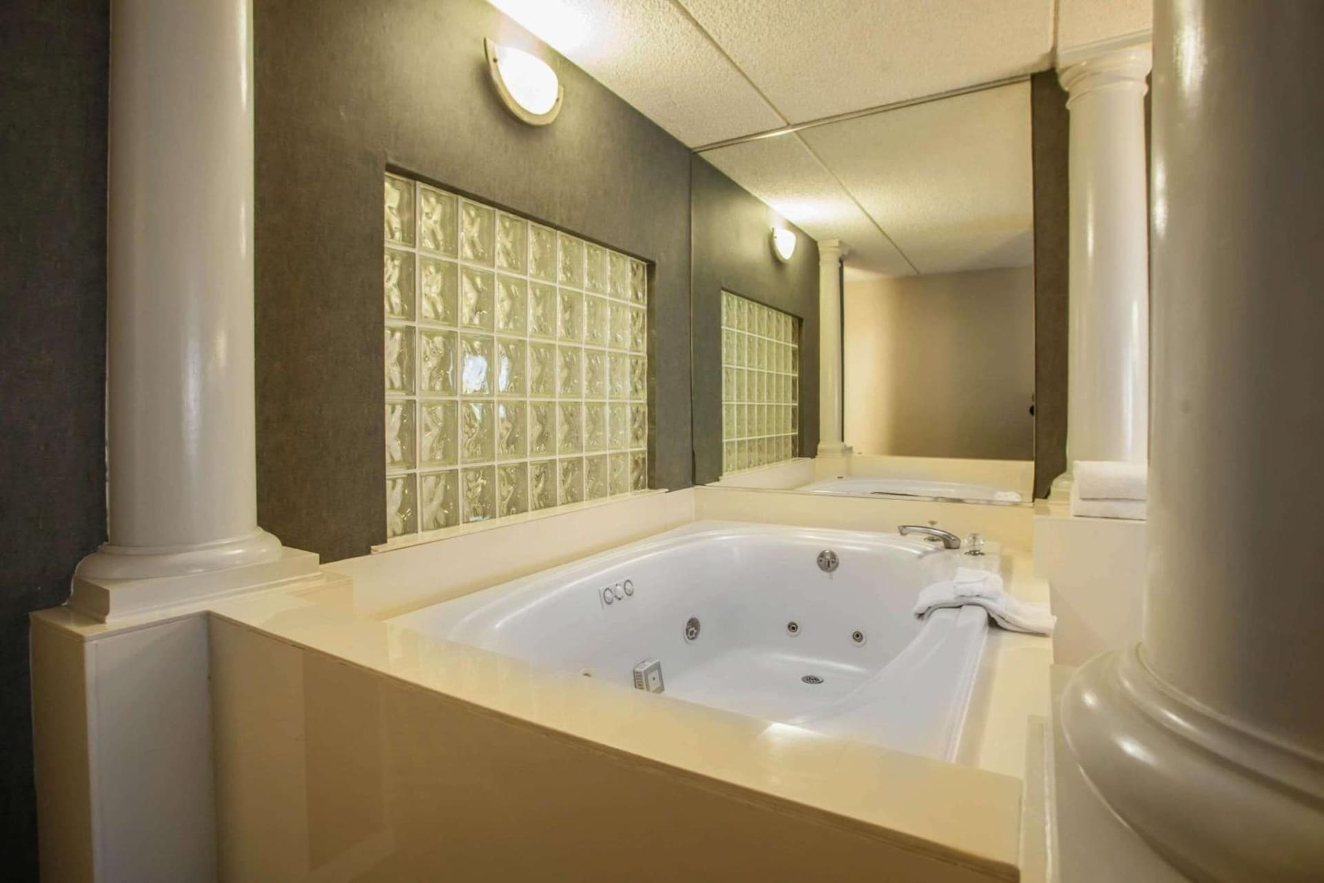 Quality Inn & Suites St Charles -West Chicago gallery photo in Saint Charles, IL — image 23