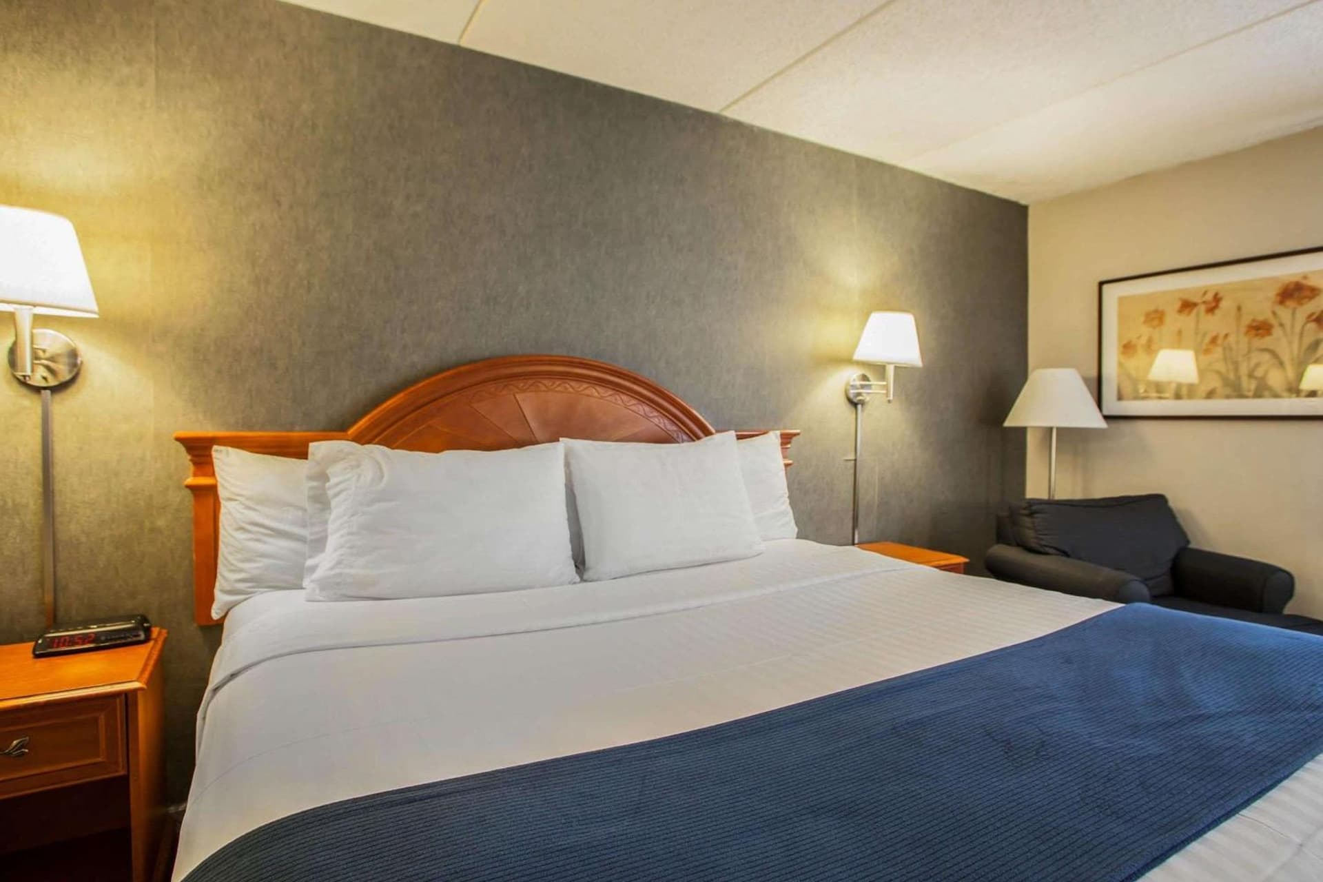 Quality Inn & Suites St Charles -West Chicago interior in Saint Charles, IL — gallery photo 2