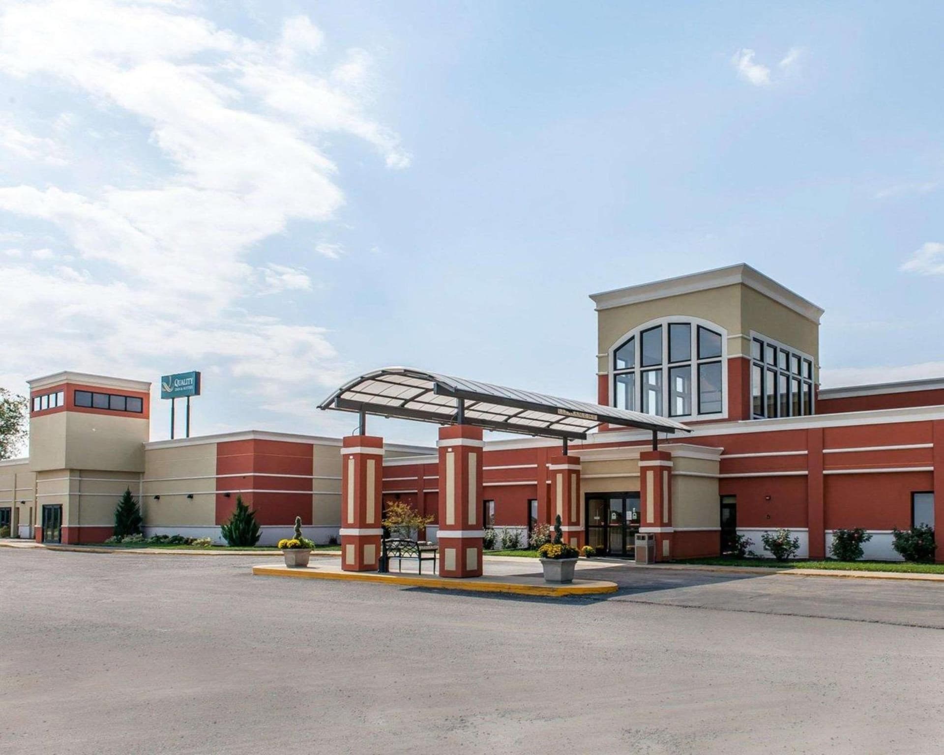 Quality Inn & Suites Mattoon South interior in Mattoon, IL — gallery photo 2