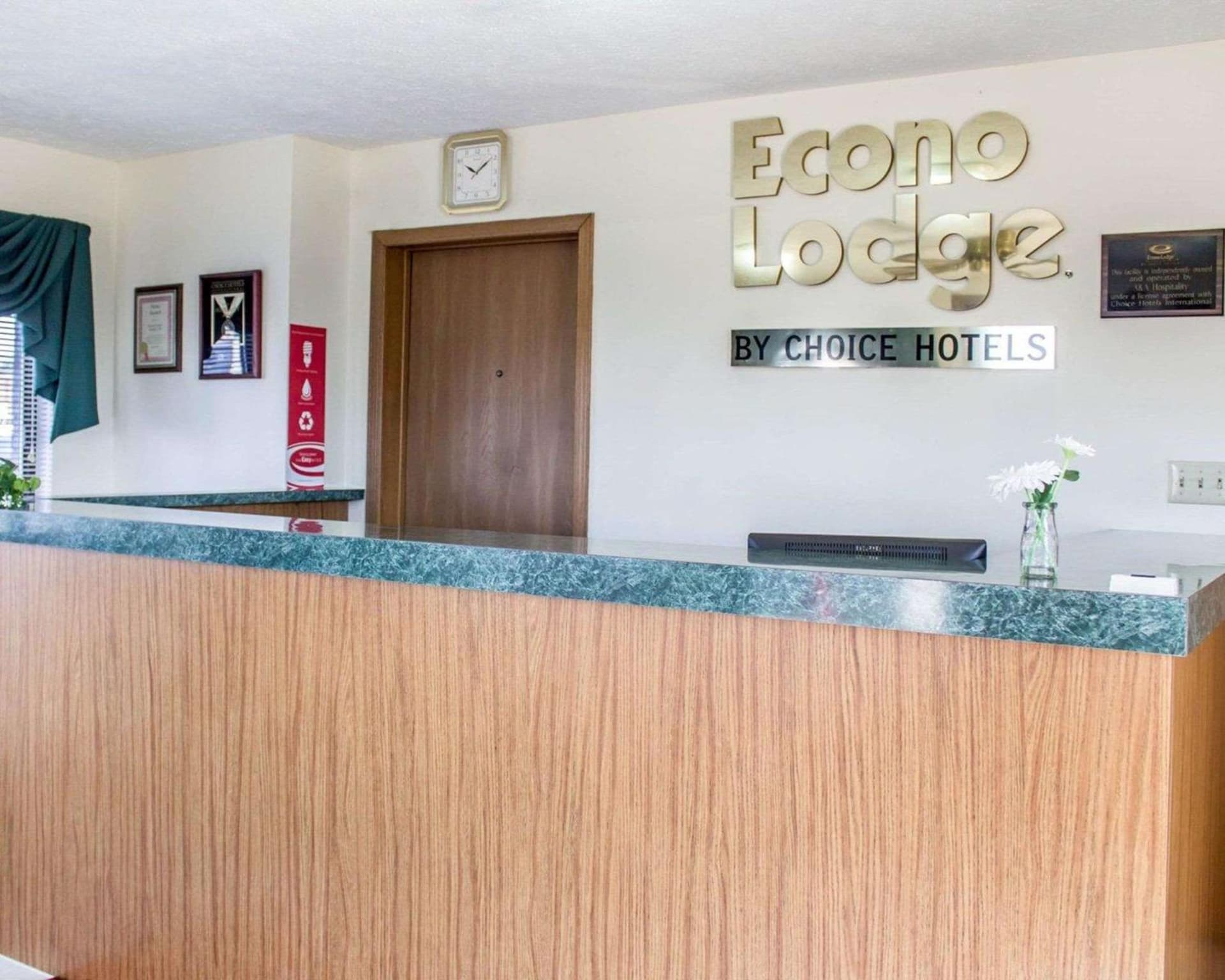 Econo Lodge Elkhart North interior in Elkhart, IN — gallery photo 2