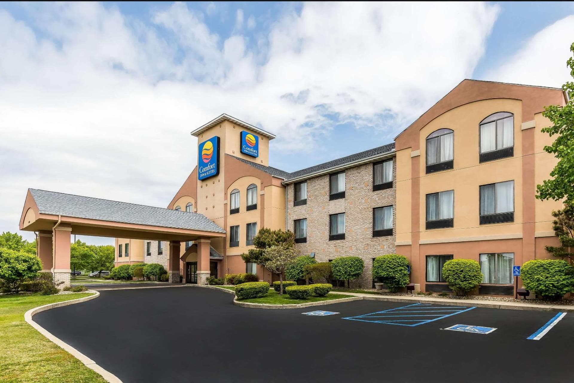 Comfort Inn & Suites Mishawaka-South Bend interior in South Bend, IN — gallery photo 2