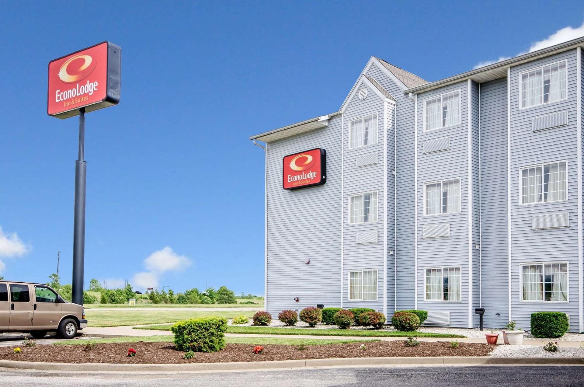 Econo Lodge Inn & Suites Evansville East interior in Stevenson, IN — gallery photo 2