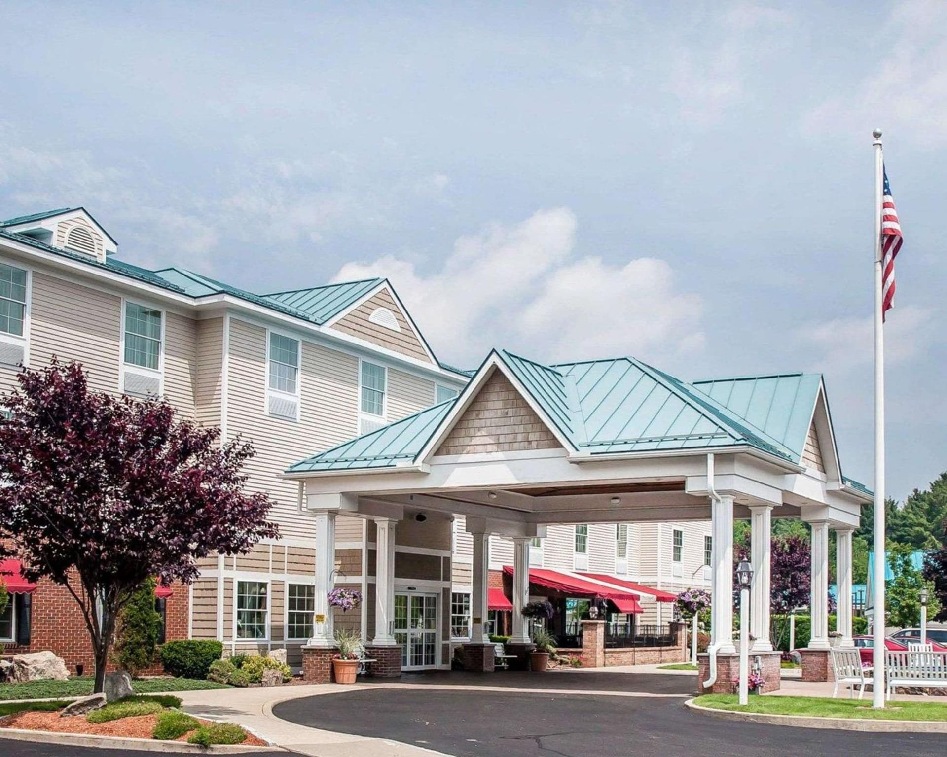 Comfort Inn & Suites Sturbridge-Brimfield property views in Sturbridge, MA — gallery photo 3