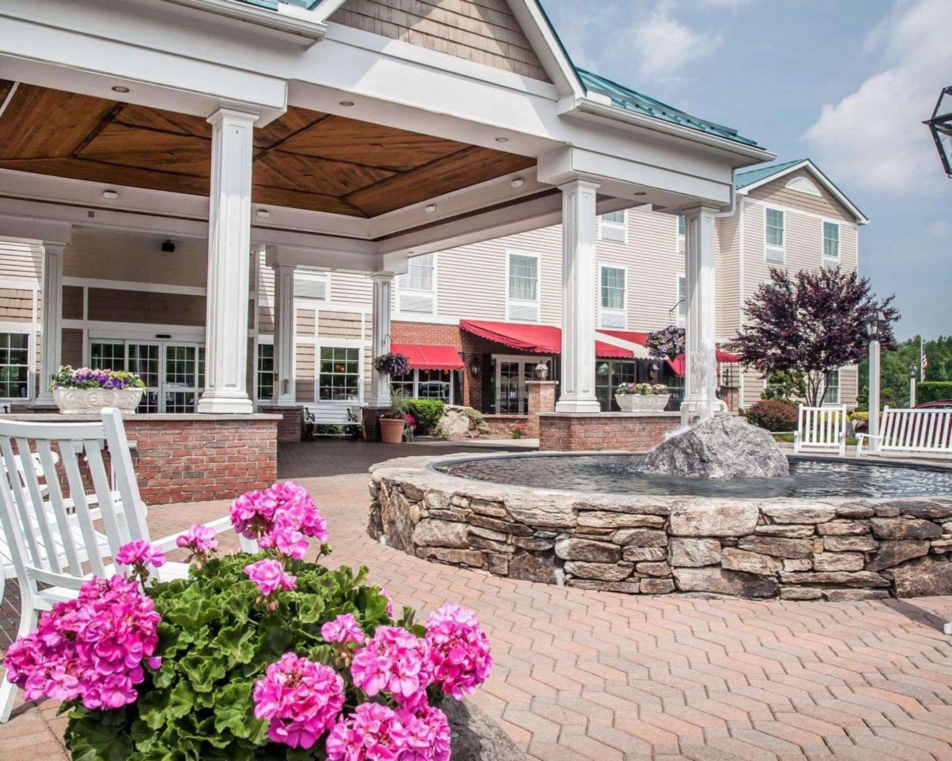 Comfort Inn & Suites Sturbridge-Brimfield interior in Sturbridge, MA — gallery photo 2