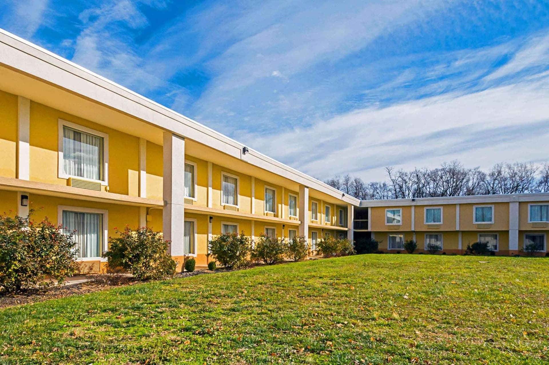 Quality Inn & Suites Hagerstown interior in Hagerstown, MD — gallery photo 2