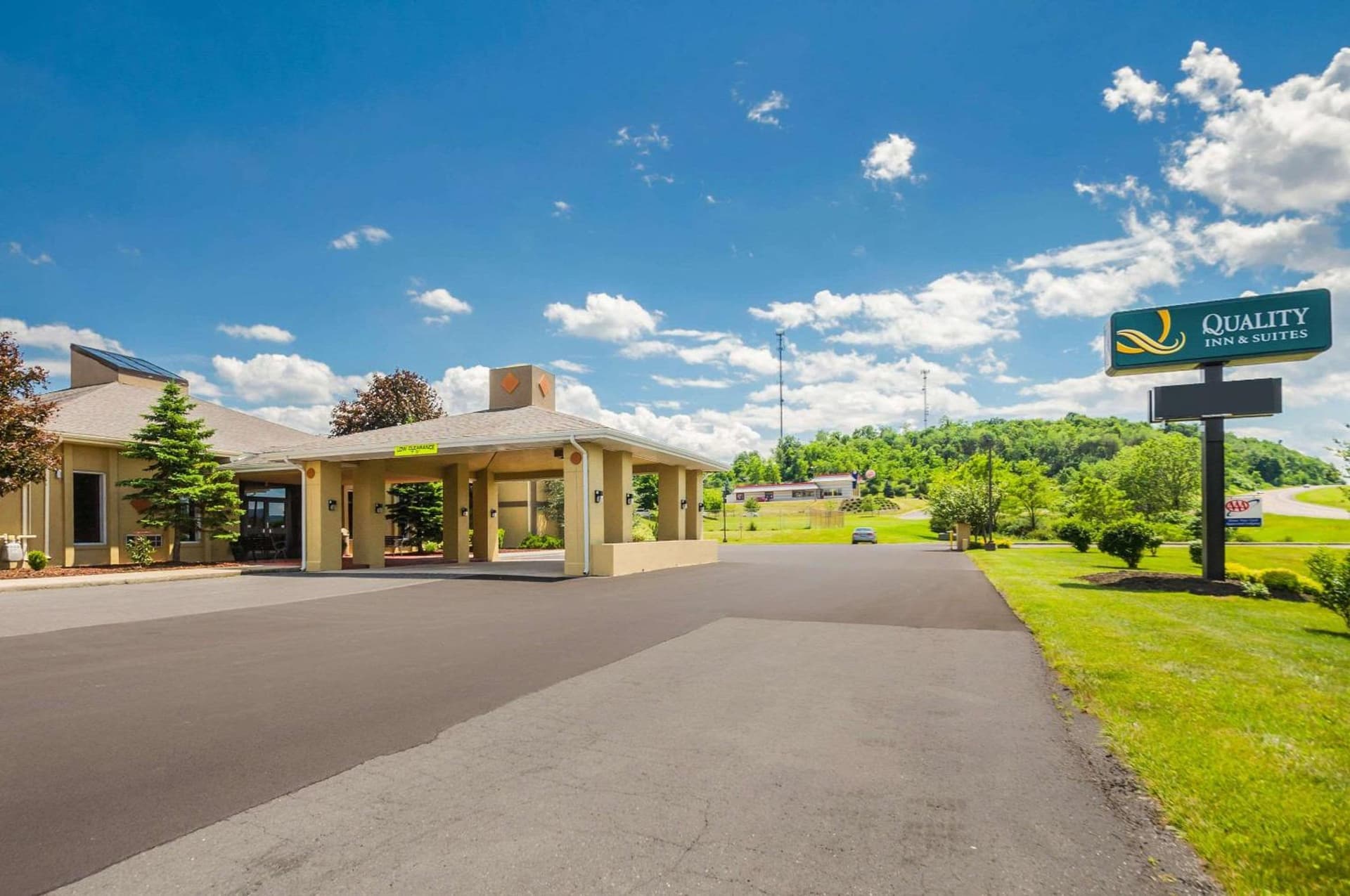 Quality Inn & Suites Frostburg-Cumberland interior in Frostburg, MD — gallery photo 2