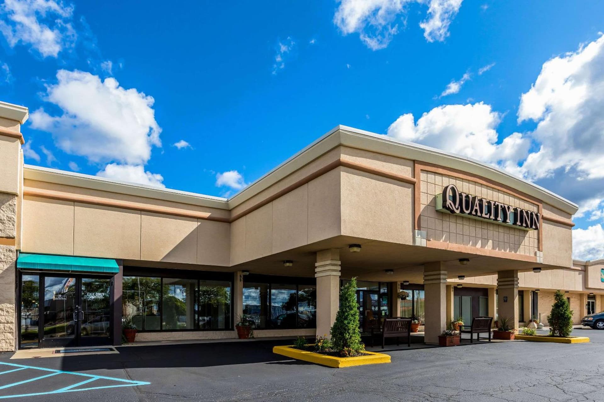 Quality Inn University Lansing featured exterior or lobby in Lansing, MI — similar hotel