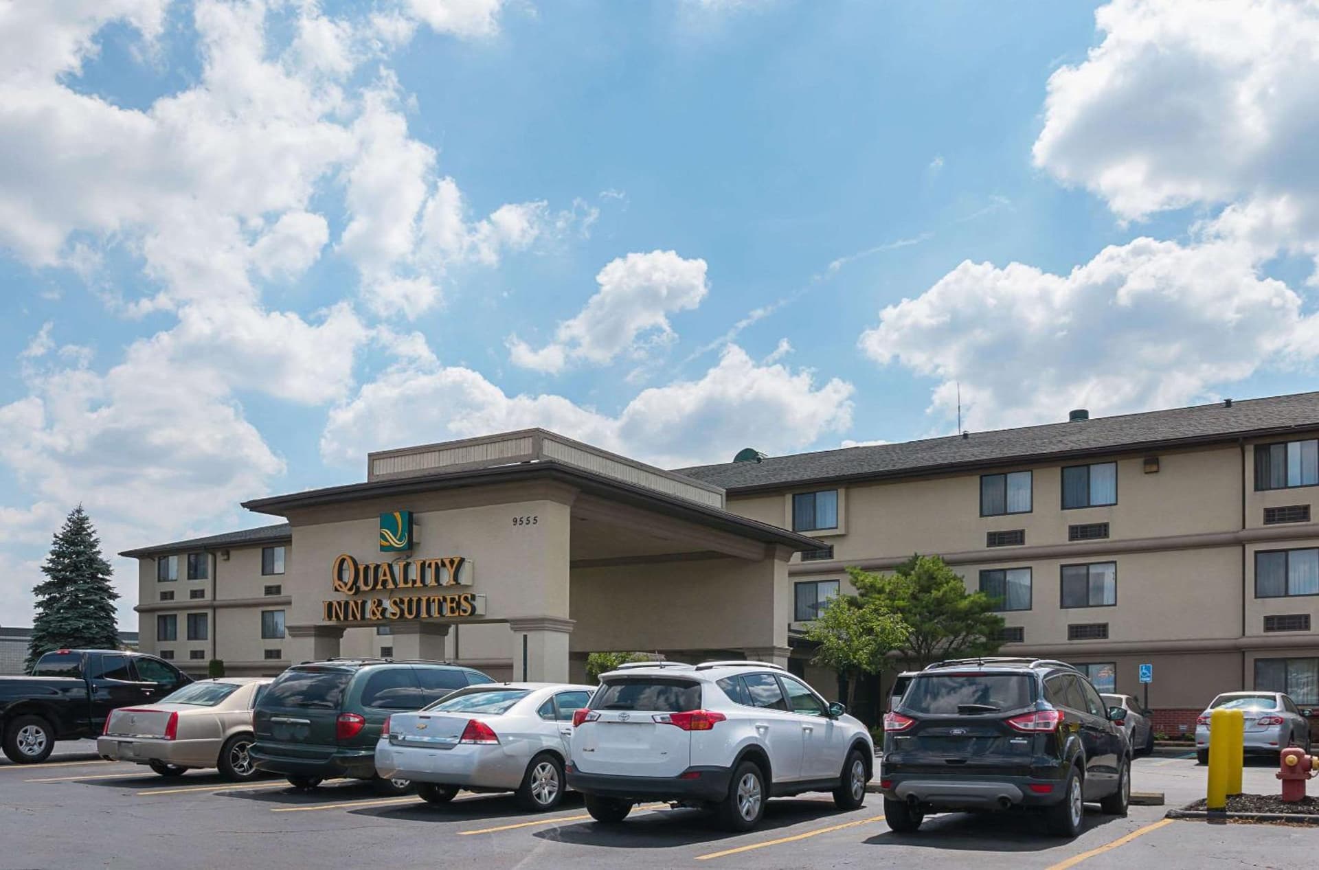 Quality Inn & Suites Detroit Metro Airport interior in Romulus, MI — gallery photo 2