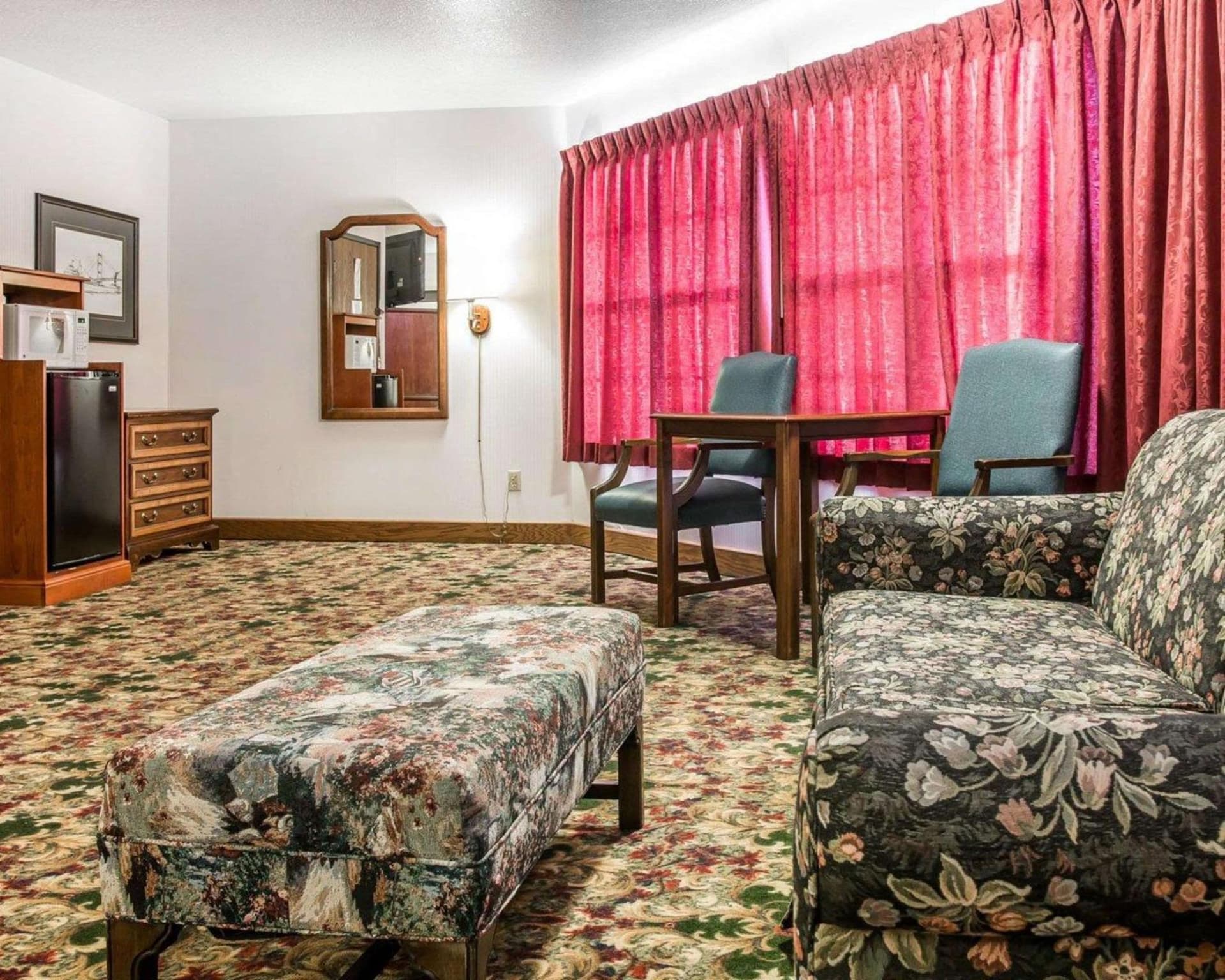 Clarion Hotel Mackinaw City Beachfront interior in Mackinaw City, MI — gallery photo 2