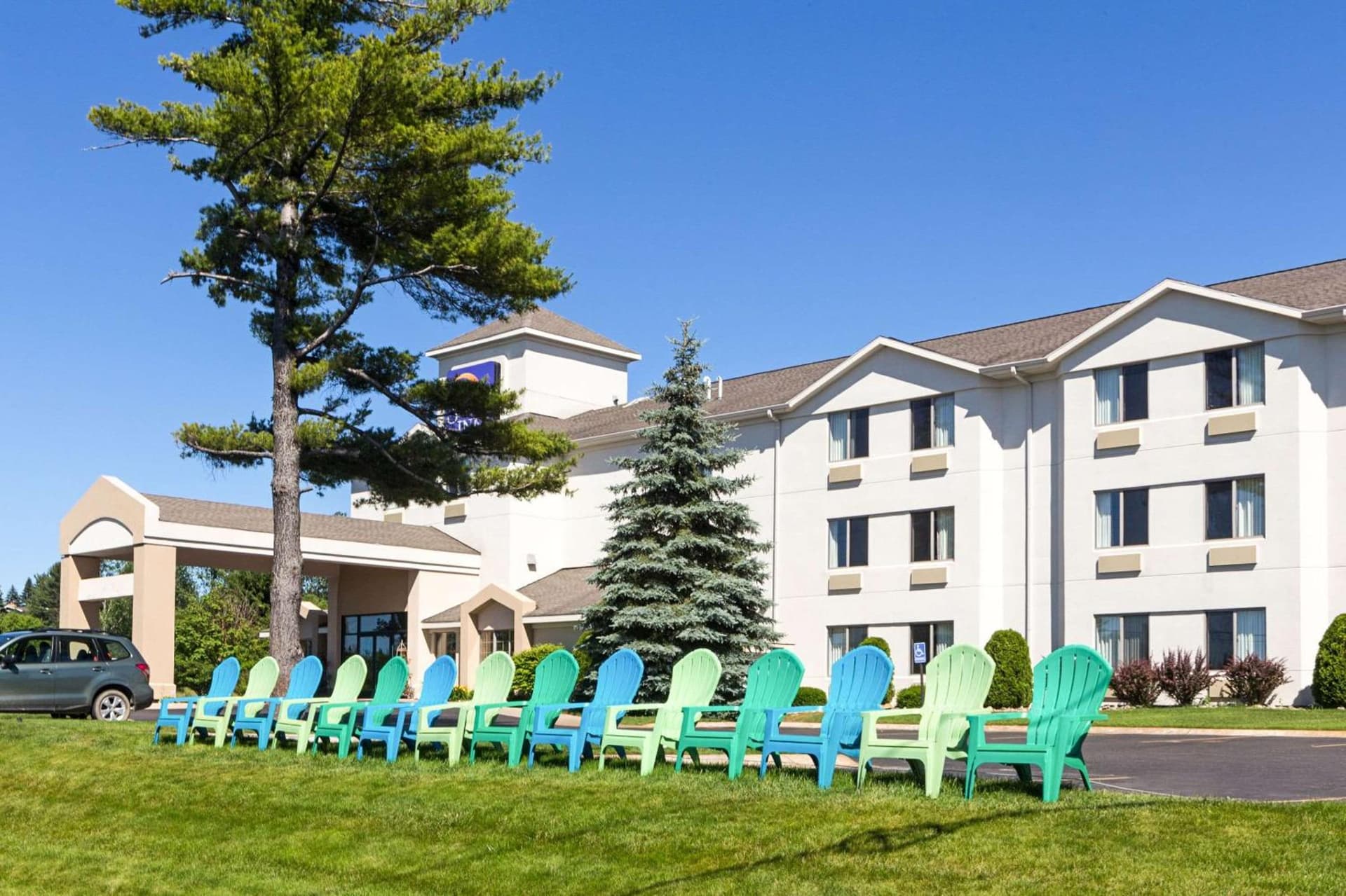 Sleep Inn & Suites Bay View Acme - Traverse City interior in Traverse City, MI — gallery photo 2