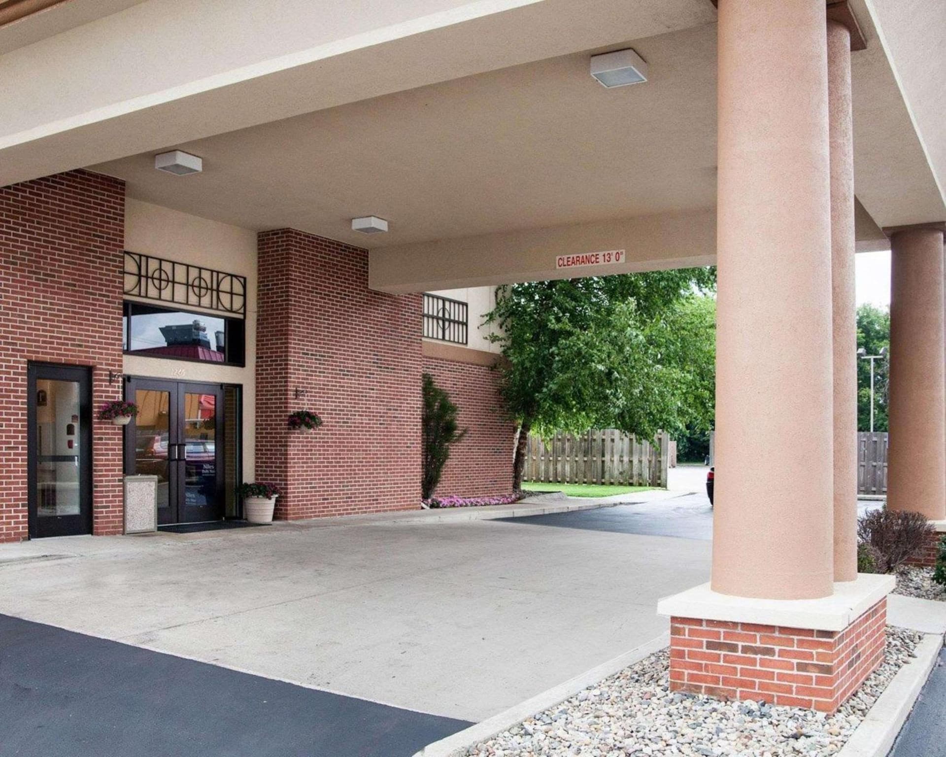 Quality Inn & Suites Niles interior in Niles, MI — gallery photo 2