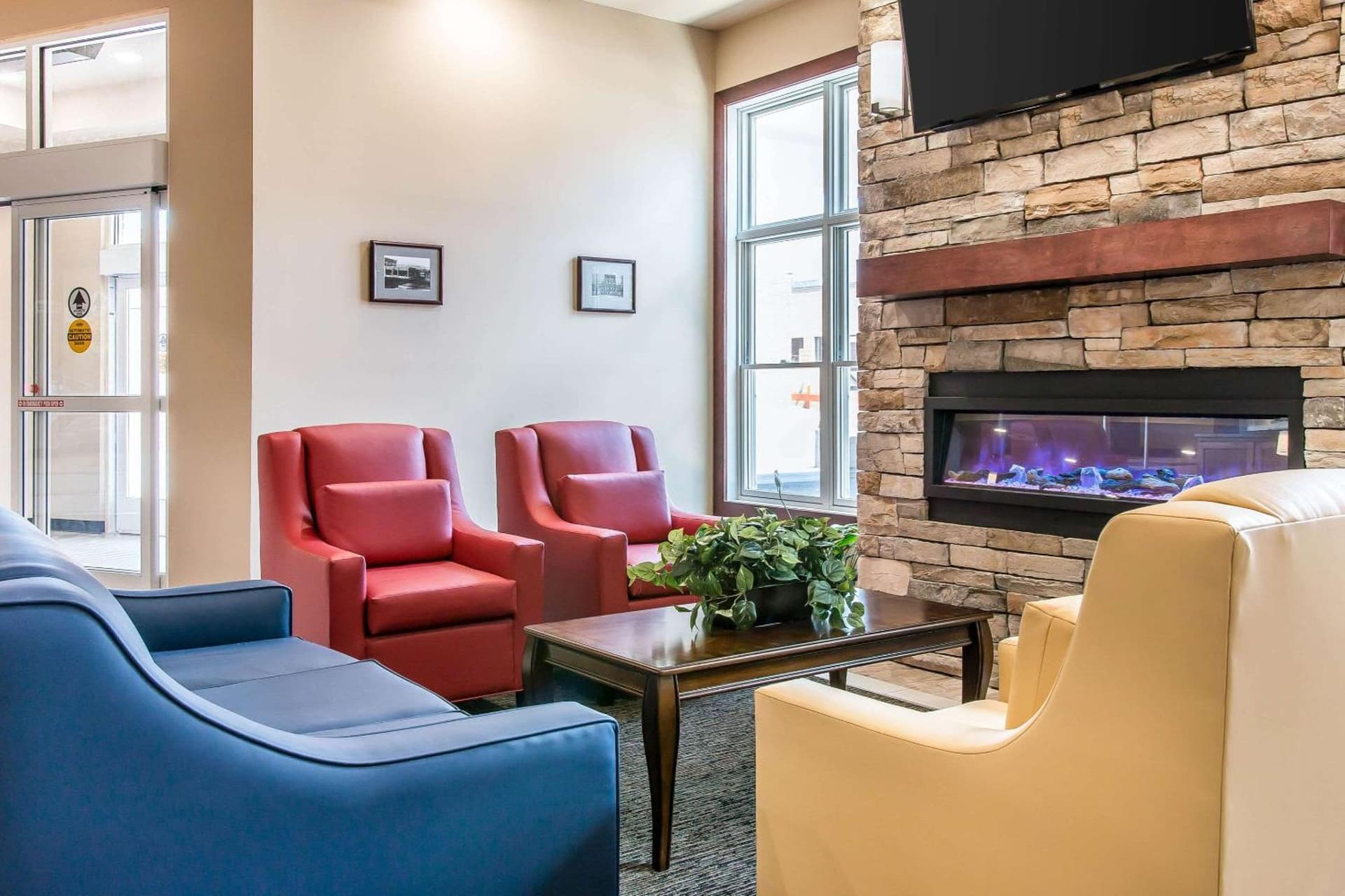 Quality Inn & Suites Houghton Downtown interior in Houghton, MI — gallery photo 2