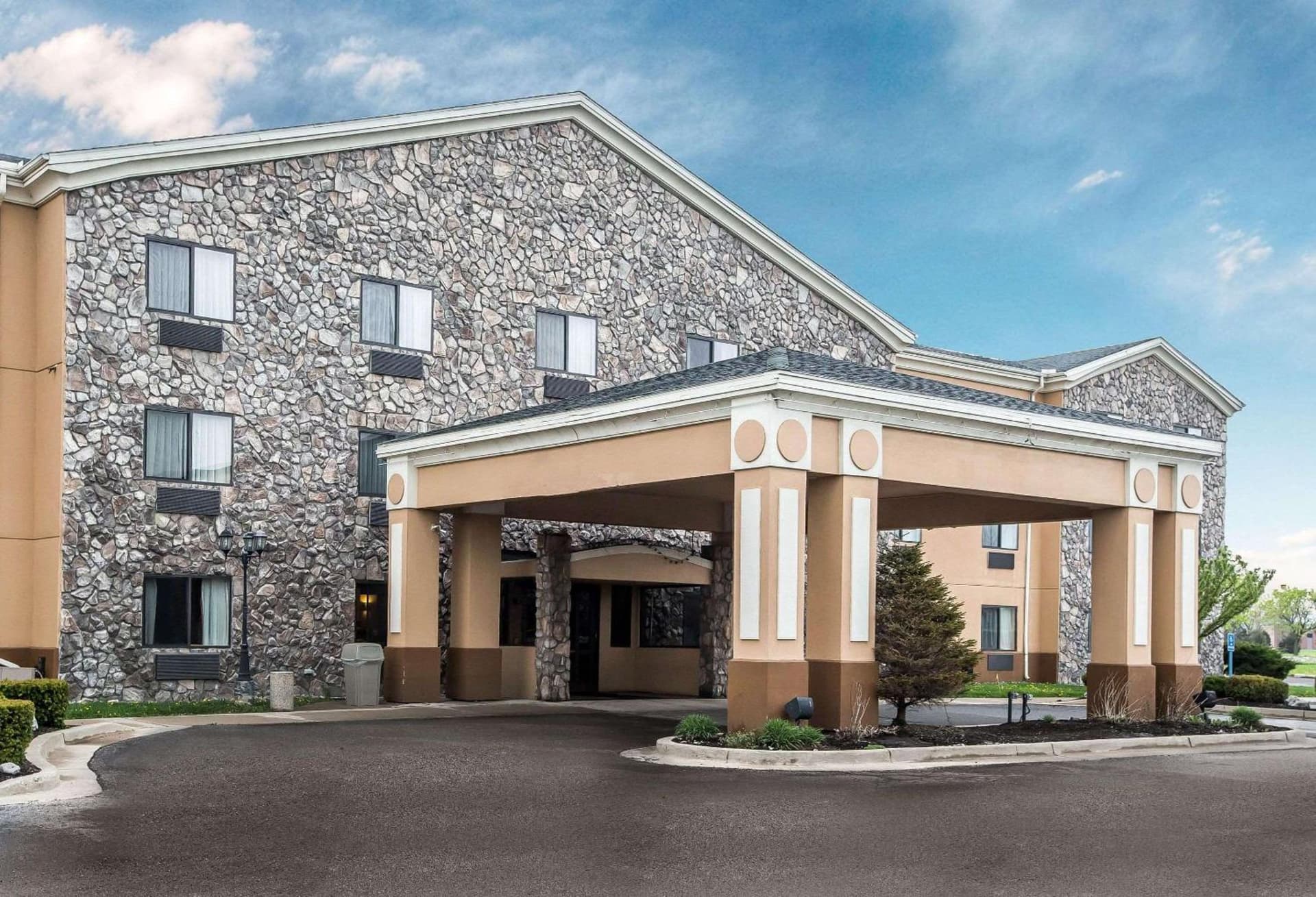 Econo Lodge Inn & Suites Monroe interior in Monroe, MI — gallery photo 2