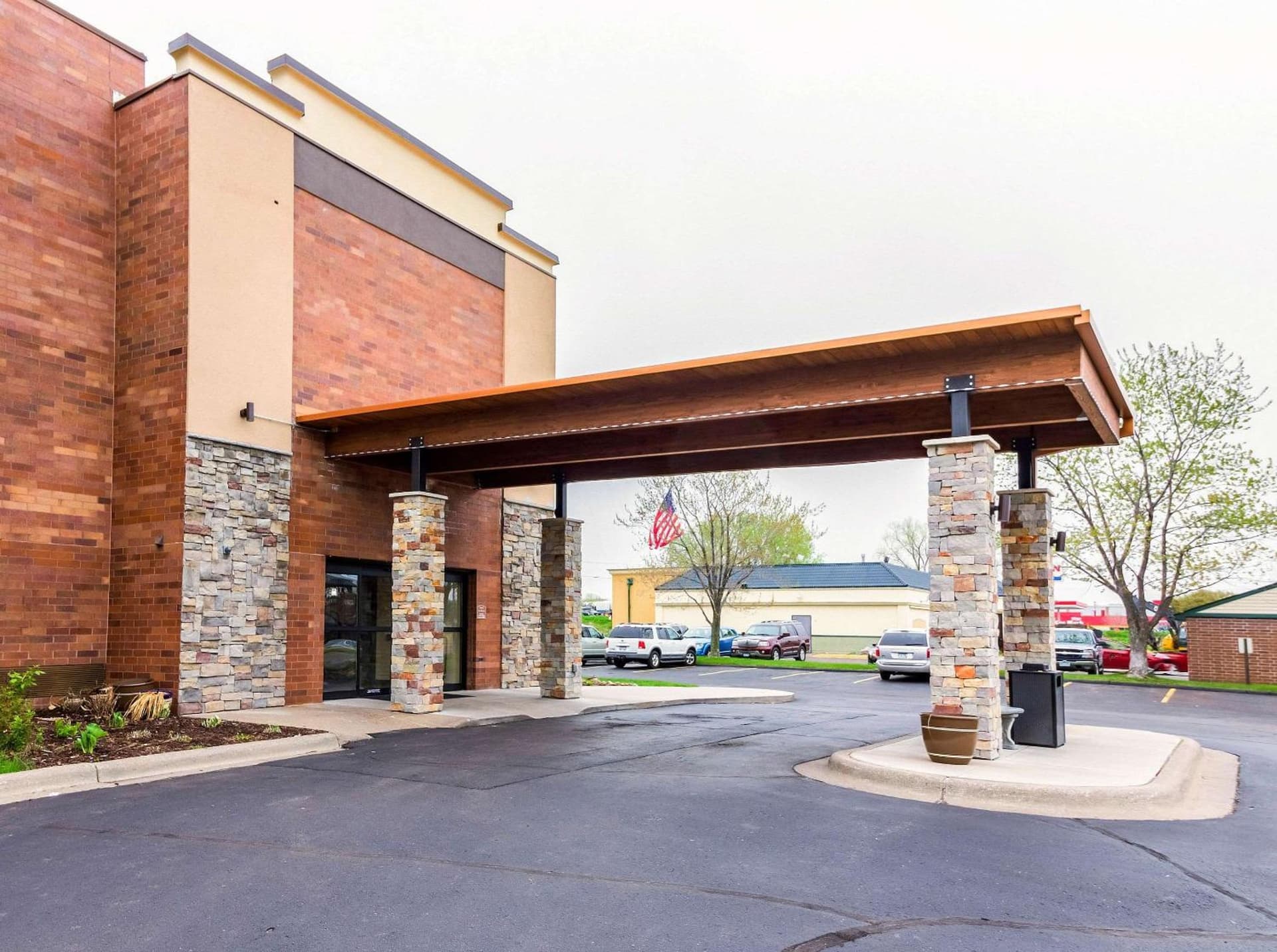 Quality Inn & Suites Arden Hills - Saint Paul North interior in Arden Hills, MN — gallery photo 2