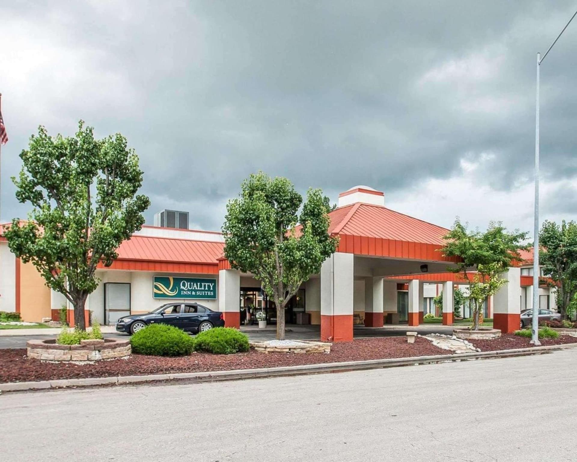 Quality Inn & Suites Kansas City I-435N Near Sports Complex featured exterior or lobby in Kansas City, MO — similar hotel