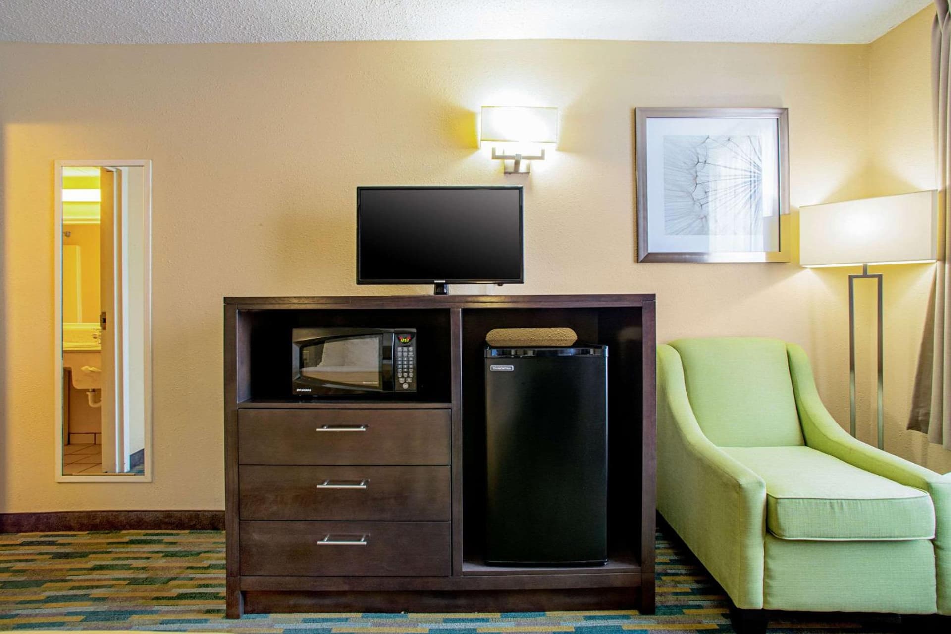 Quality Inn Near Six Flags St. Louis interior in Pacific, MO — gallery photo 2