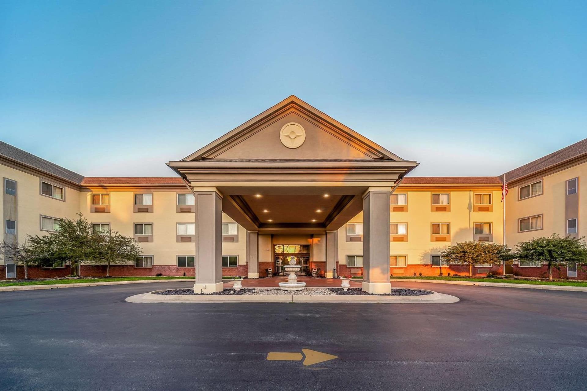 Quality Inn & Suites Hannibal West featured exterior or lobby in Hannibal, MO — similar hotel
