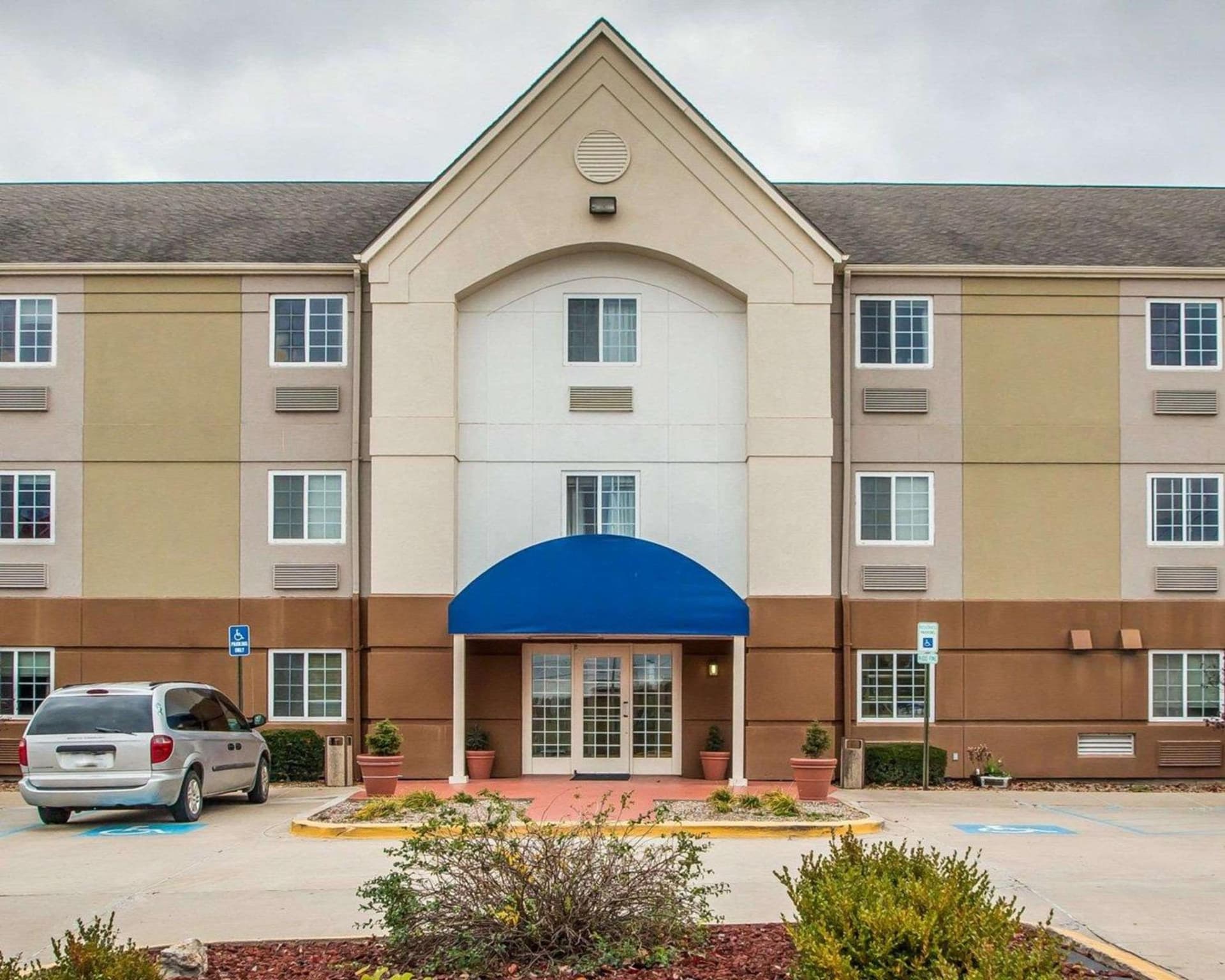 Birch Hill Suites Columbia property views in Columbia, MO — gallery photo 3
