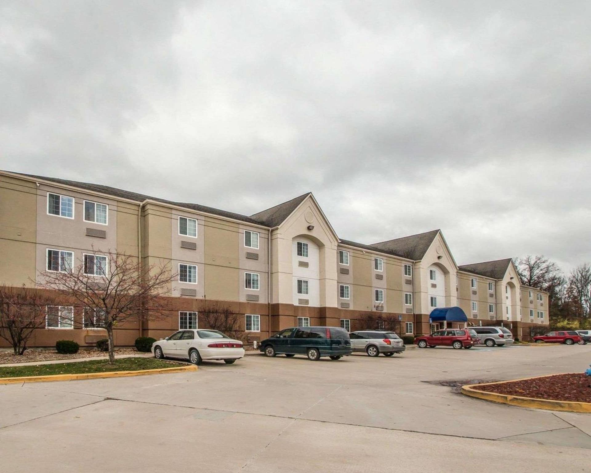 Birch Hill Suites Columbia featured exterior or lobby in Columbia, MO — similar hotel
