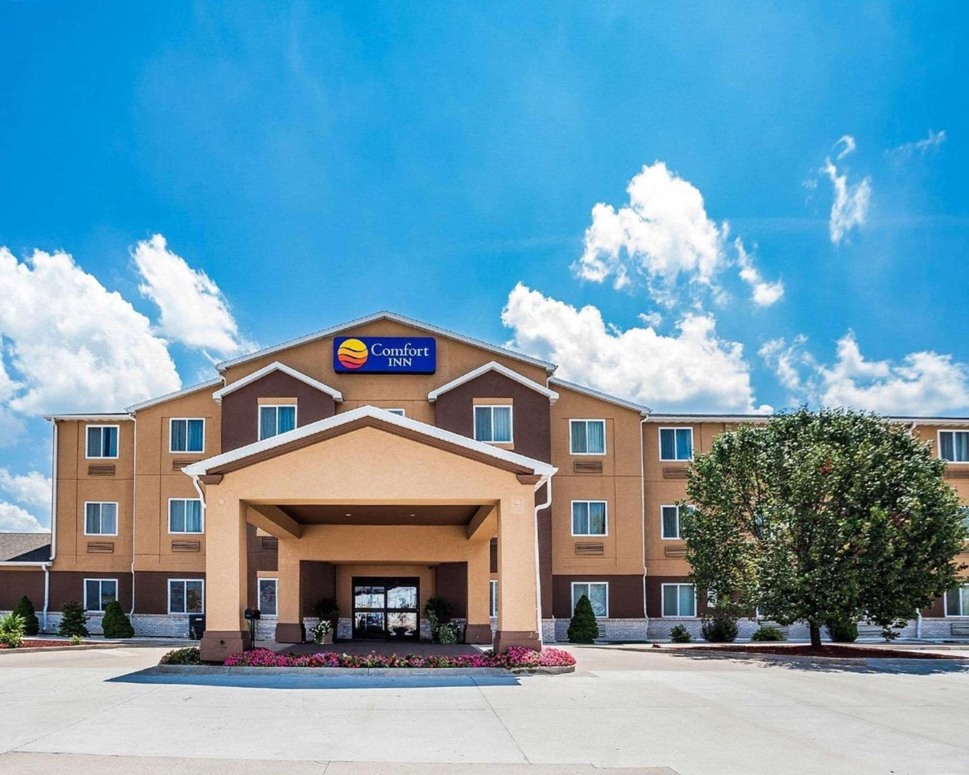 Comfort Inn & Suites Moberly interior in Moberly, MO — gallery photo 2