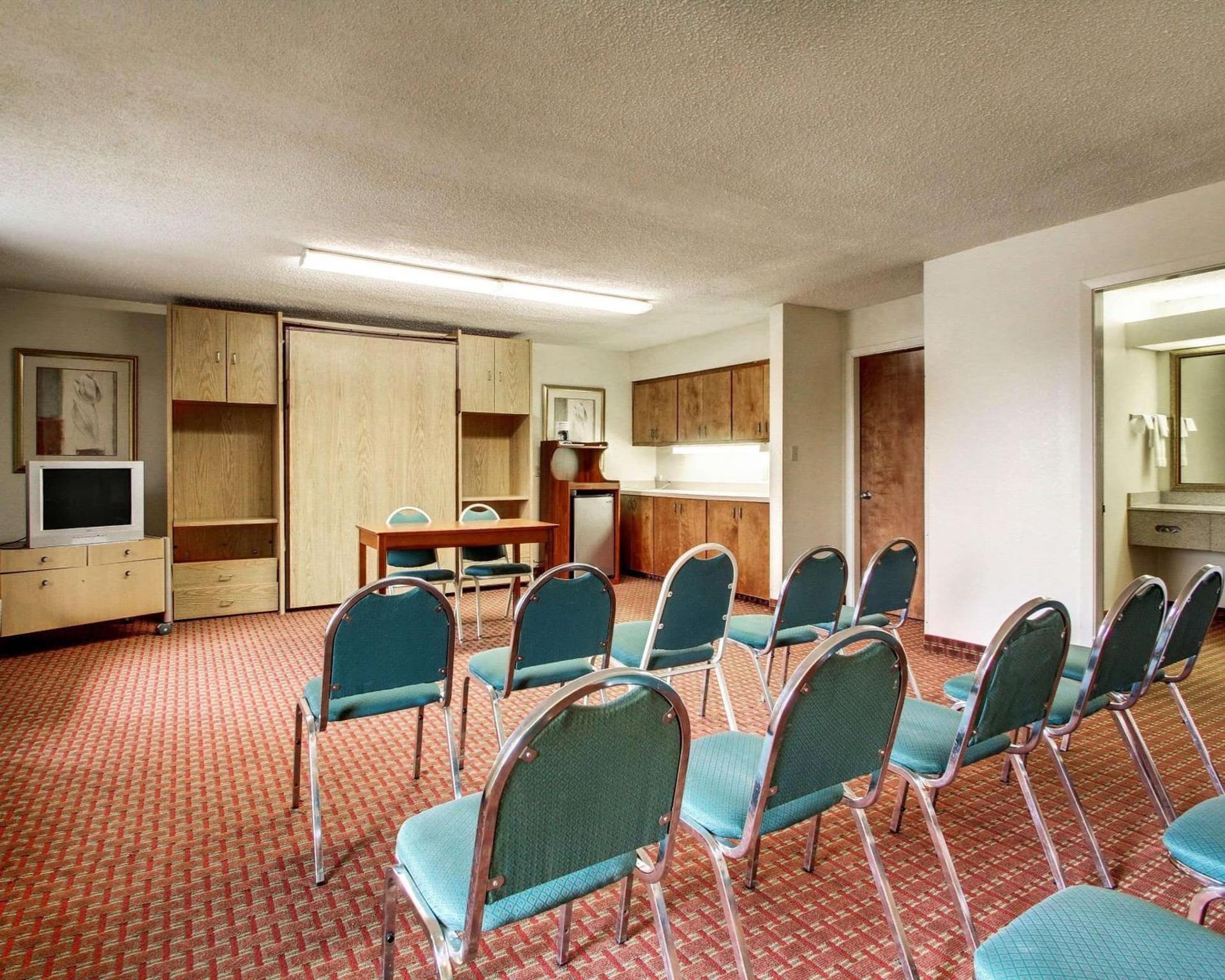 Quality Inn & Suites Clinton - Jackson West interior in Clinton, MS — gallery photo 2