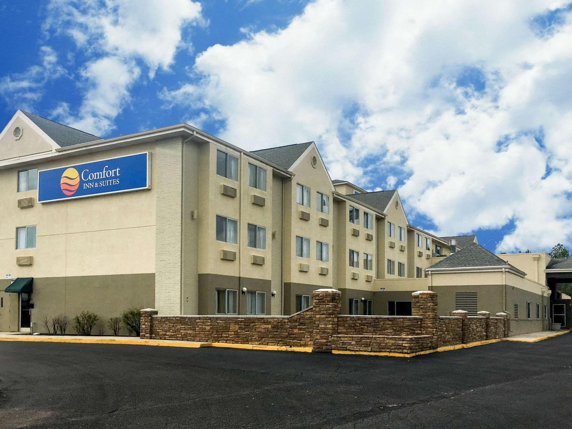 Comfort Inn & Suites Crystal Inn Sportsplex exterior or lobby in Gulfport, MS — main listing photo