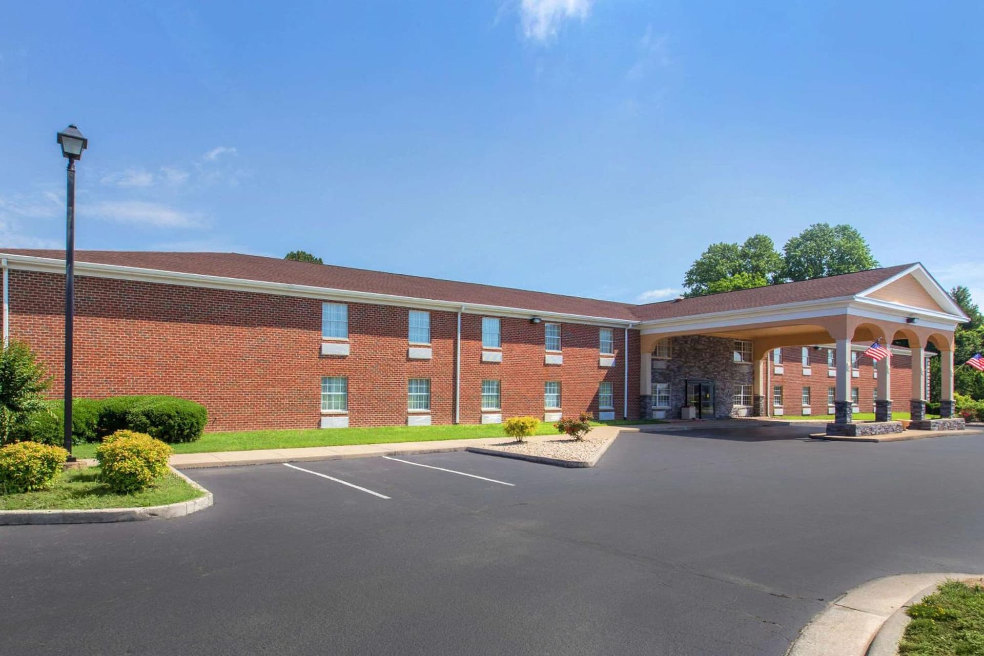 Quality Inn Williamston interior in Williamston, NC — gallery photo 2