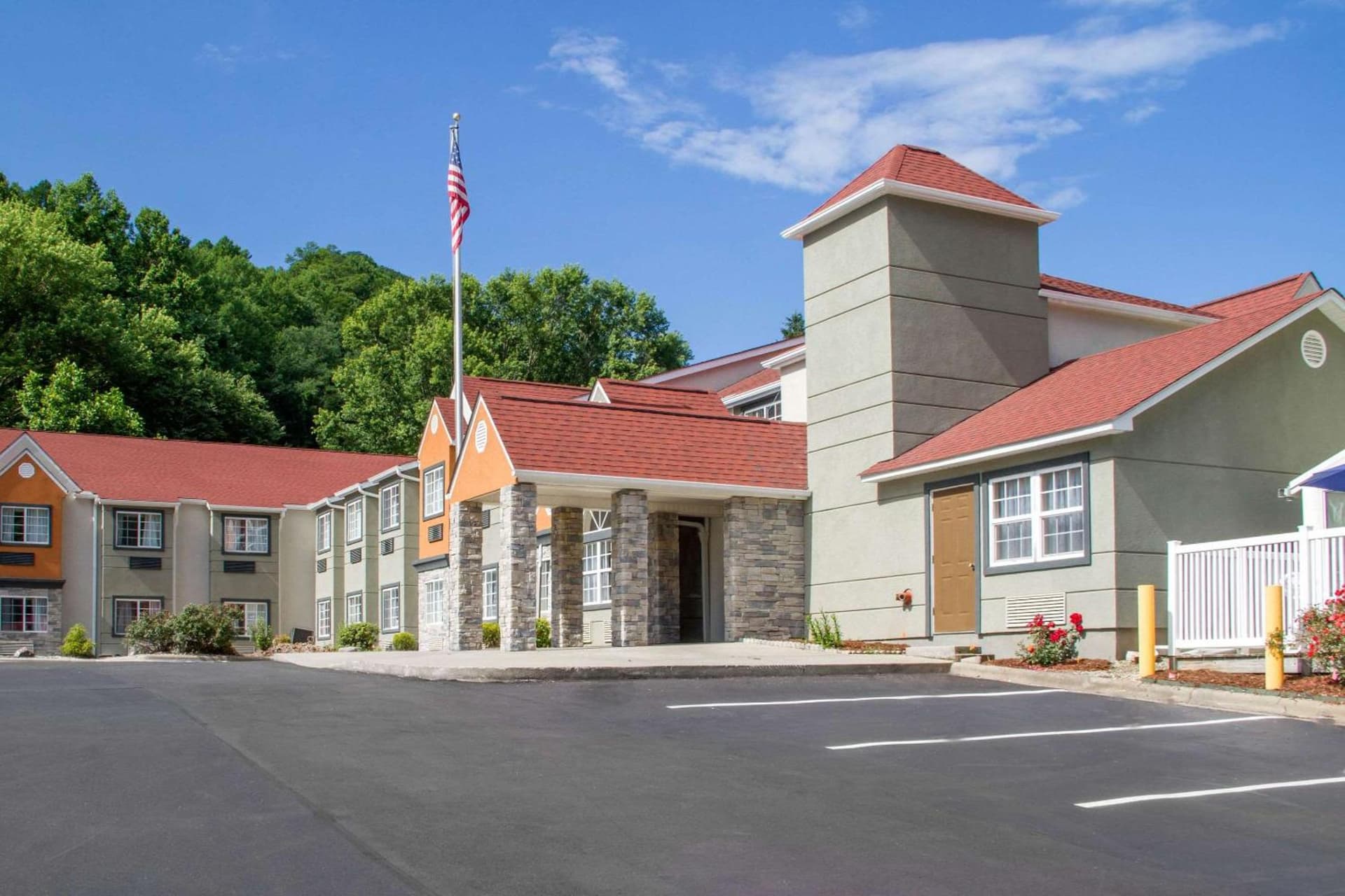 Quality Inn & Suites Maggie Valley - Cherokee Area interior in Maggie Valley, NC — gallery photo 2