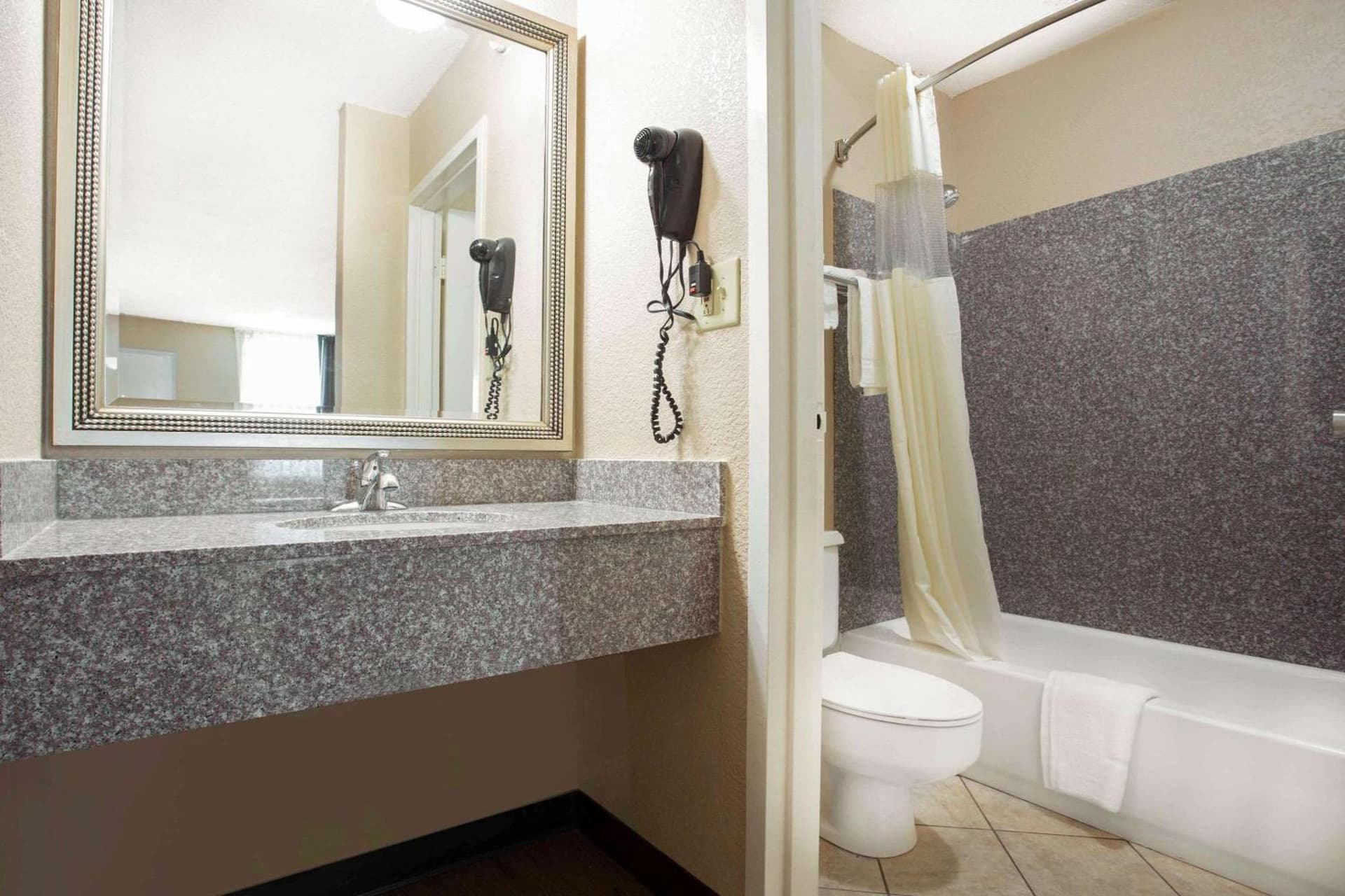 Quality Inn & Suites University Area property views in Charlotte, NC — gallery photo 3