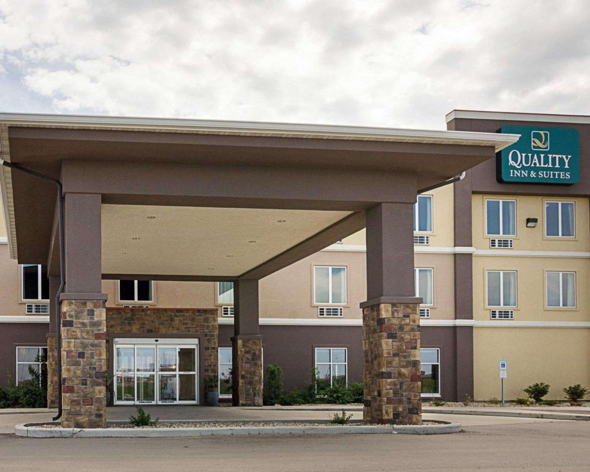 Quality Inn & Suites Minot North interior in Minot, ND — gallery photo 2