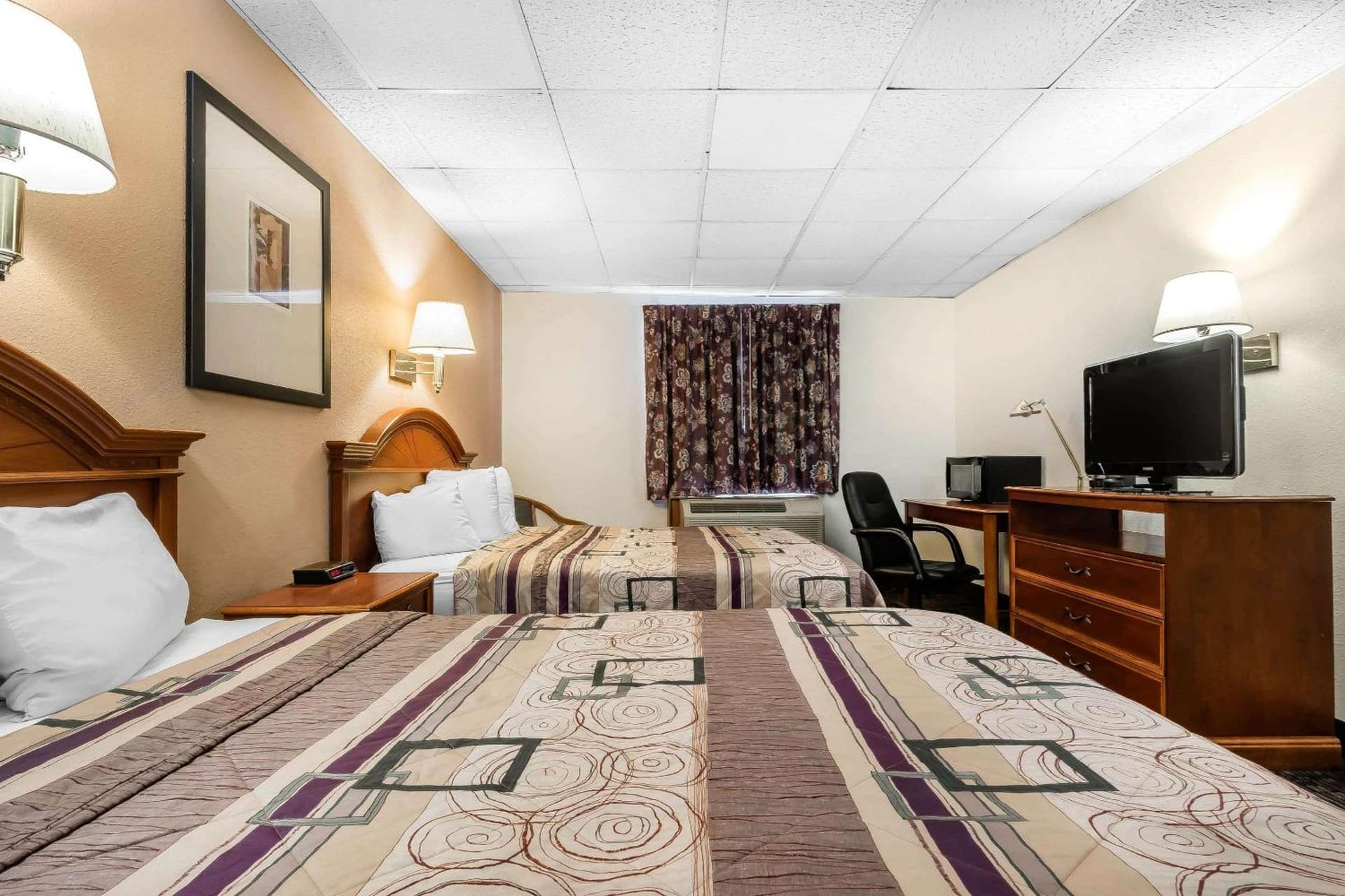 Quality Inn & Suites Binghamton Vestal interior in Binghamton, NY — gallery photo 2